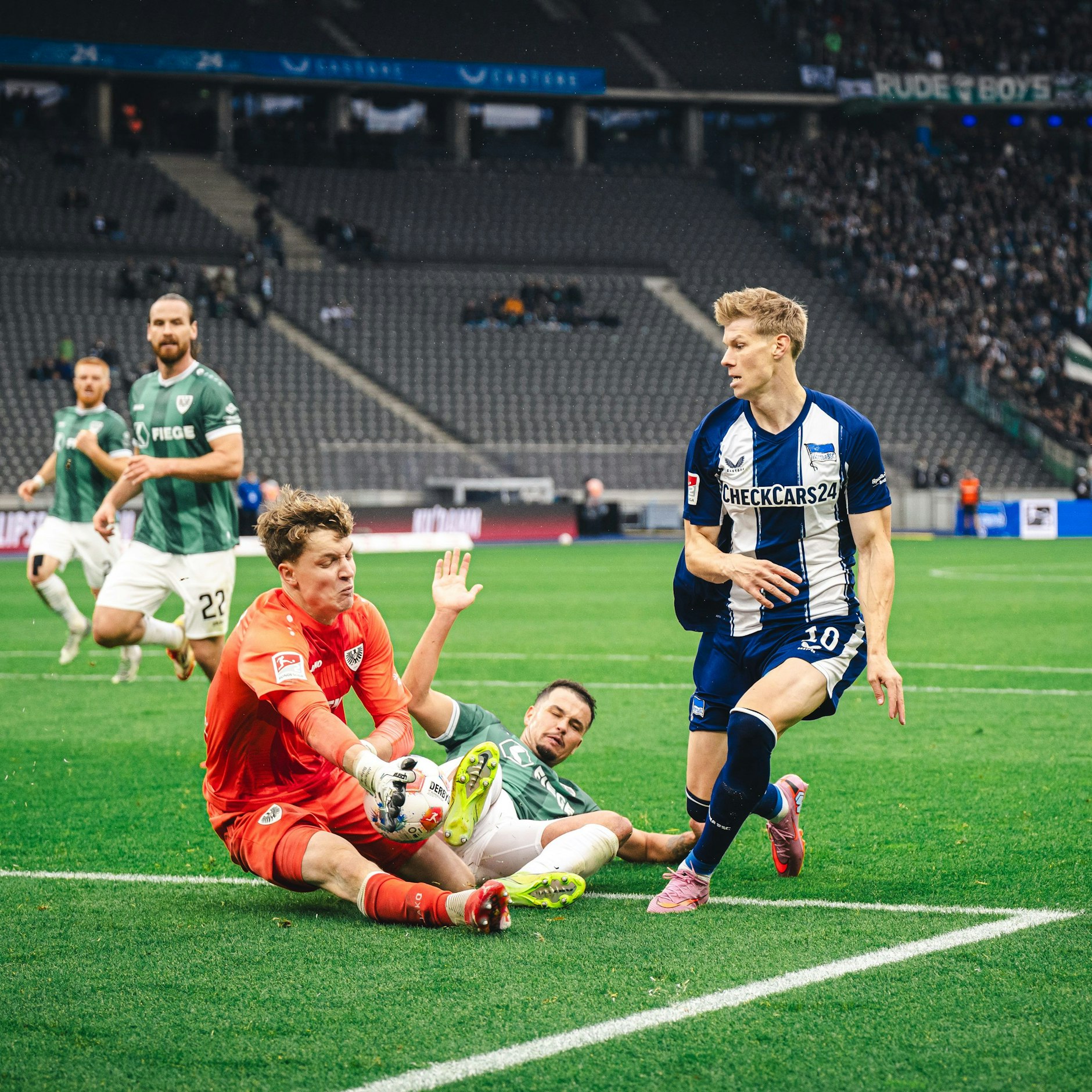 Herthas Jokerstürmer Luca Schuler vergibt seine Torchance, dabei hätte er nur zu einem Mitspieler passen müssen.