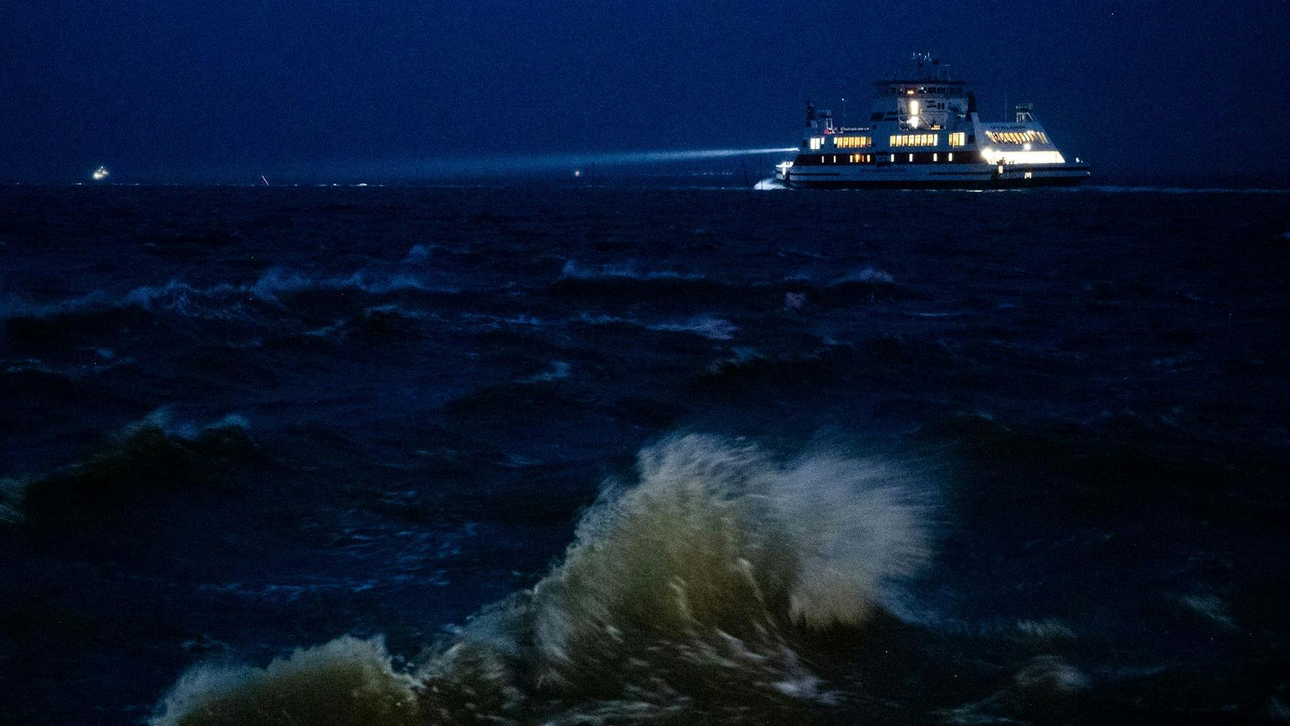 Ein Fährschiff fährt auf der aufgewühlten Nordsee in Richtung der Insel Föhr. (zu dpa: «Unfreundliches Herbstwetter - Sturm an Nordseeküste»)