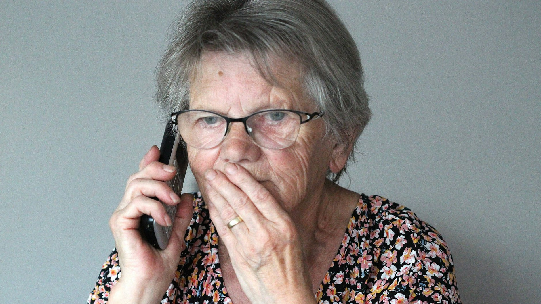 Enkeltrick war gestern - heute nutzen Trickbetrüger noch viel perfidere Maschen, um vor allem Seniorinnen und Senioren abzuzocken.