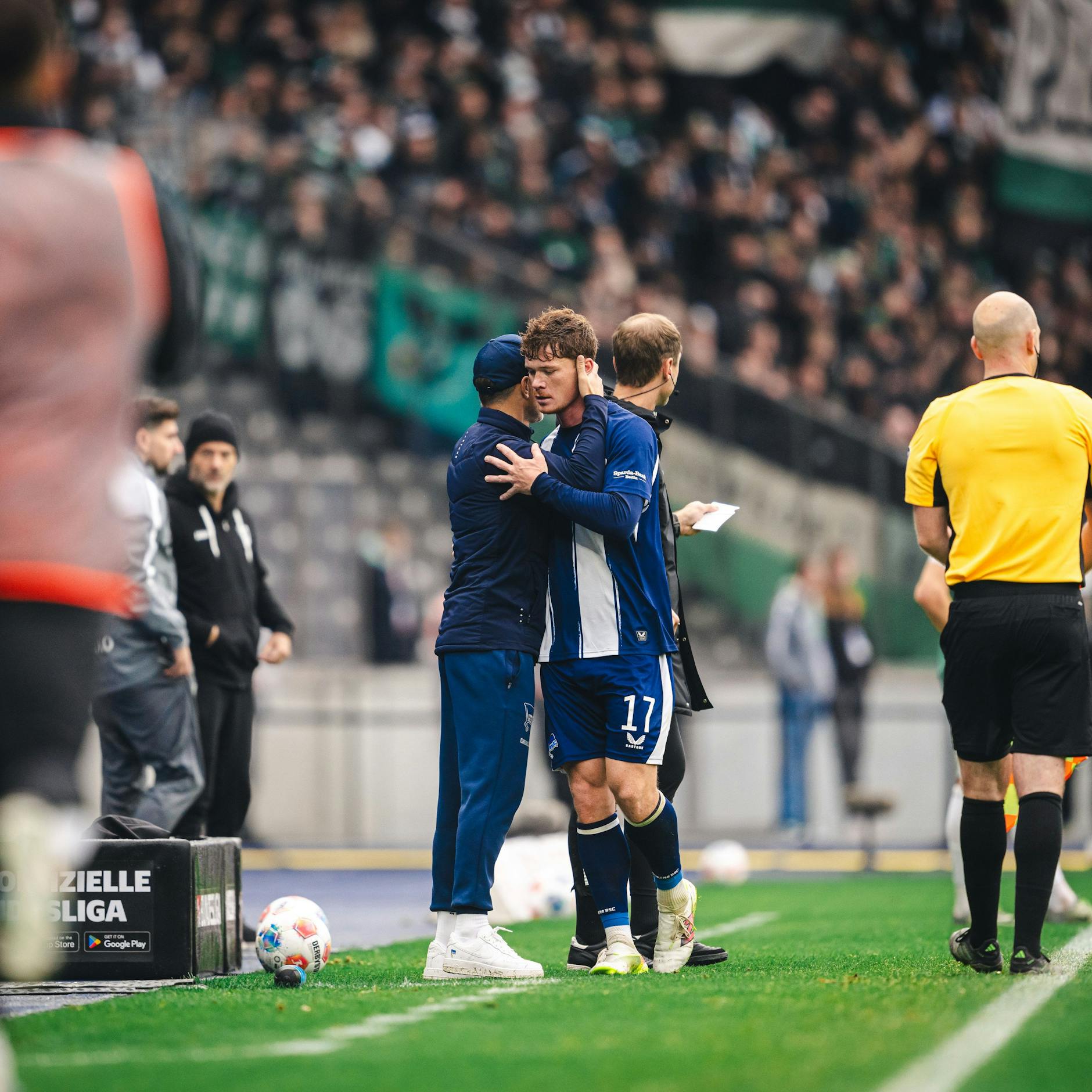 Job erledigt! Zwei Tore für Hertha BSC gemacht! Nach 78 Minuten ging Sebastian Grönning vom Platz und Trainer Stefan Leitl umarmte ihn.