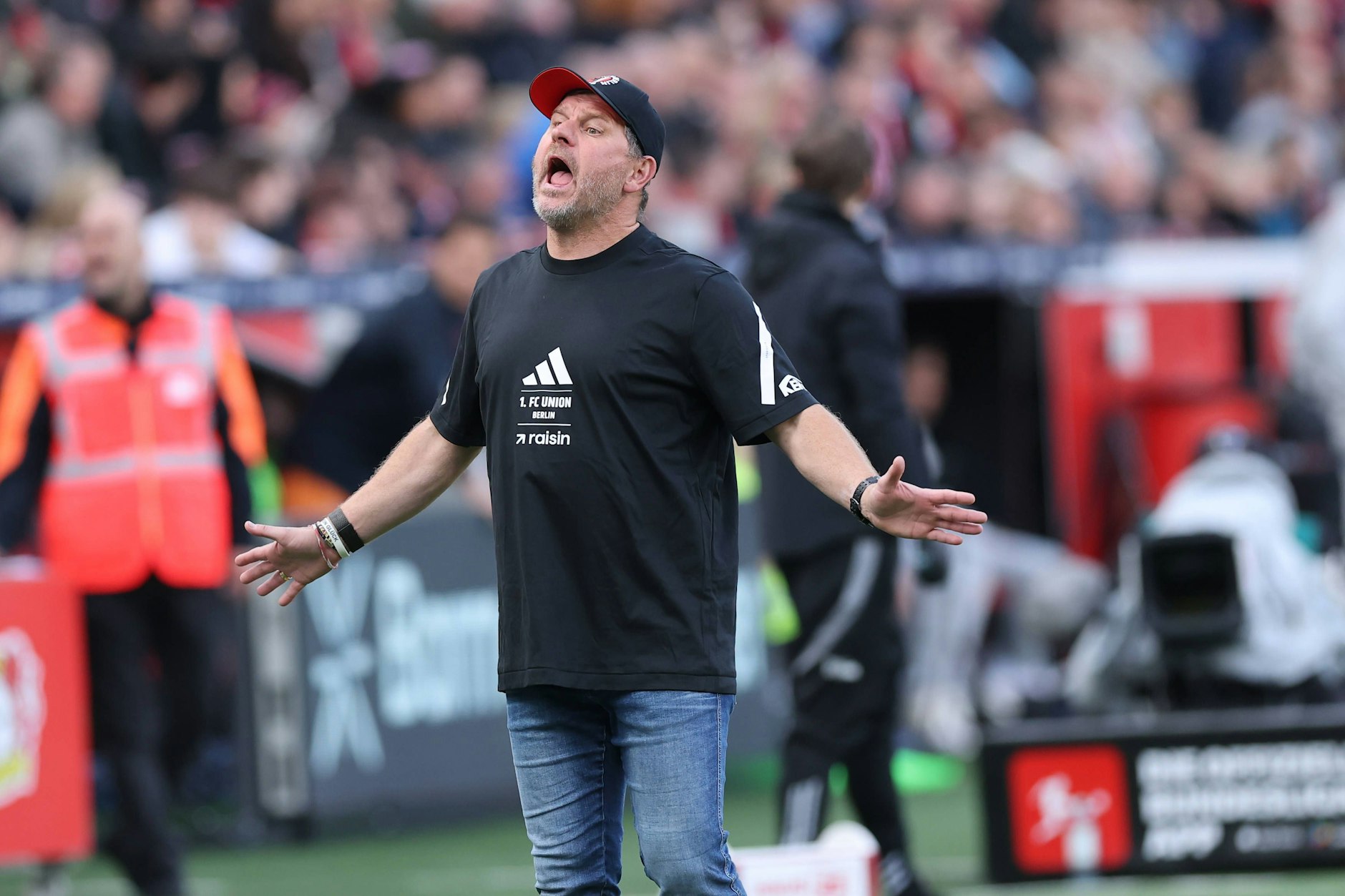 Union-Trainer Steffen Baumgart brüllte die eigenen Fans wegen ihrer Pöbelgesänge gegen einen verletzten Leverkusener Spieler an.