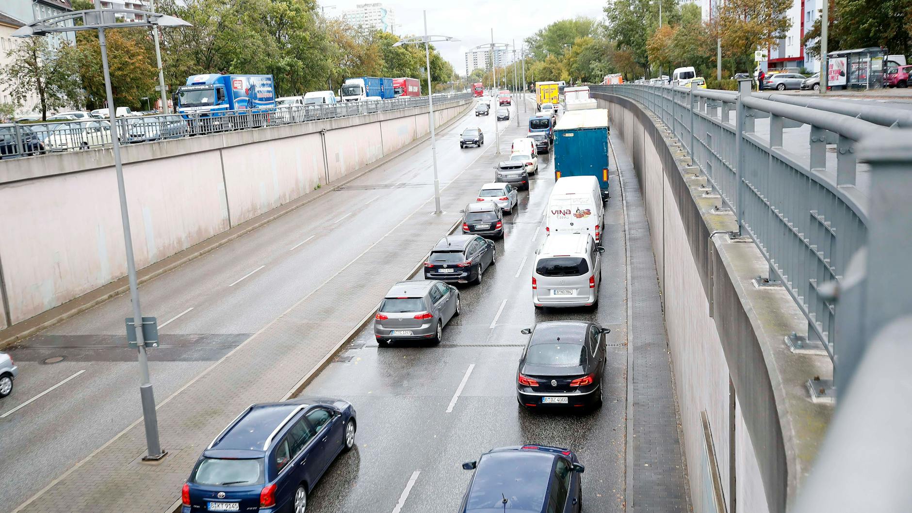 Die B1/5 ist eine wichtige Berliner Verkehrsachse. In Höhe der Märkischen Allee in Friedrichsfelde wird die Fahrbahn ab Montag aufgrund von Bauarbeiten verengt.