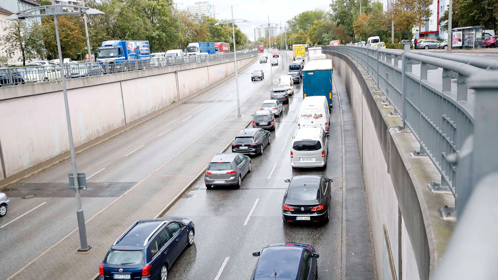 Die B1/5 ist eine wichtige Berliner Verkehrsachse. In Höhe der Märkischen Allee in Friedrichsfelde wird die Fahrbahn ab Montag aufgrund von Bauarbeiten verengt.