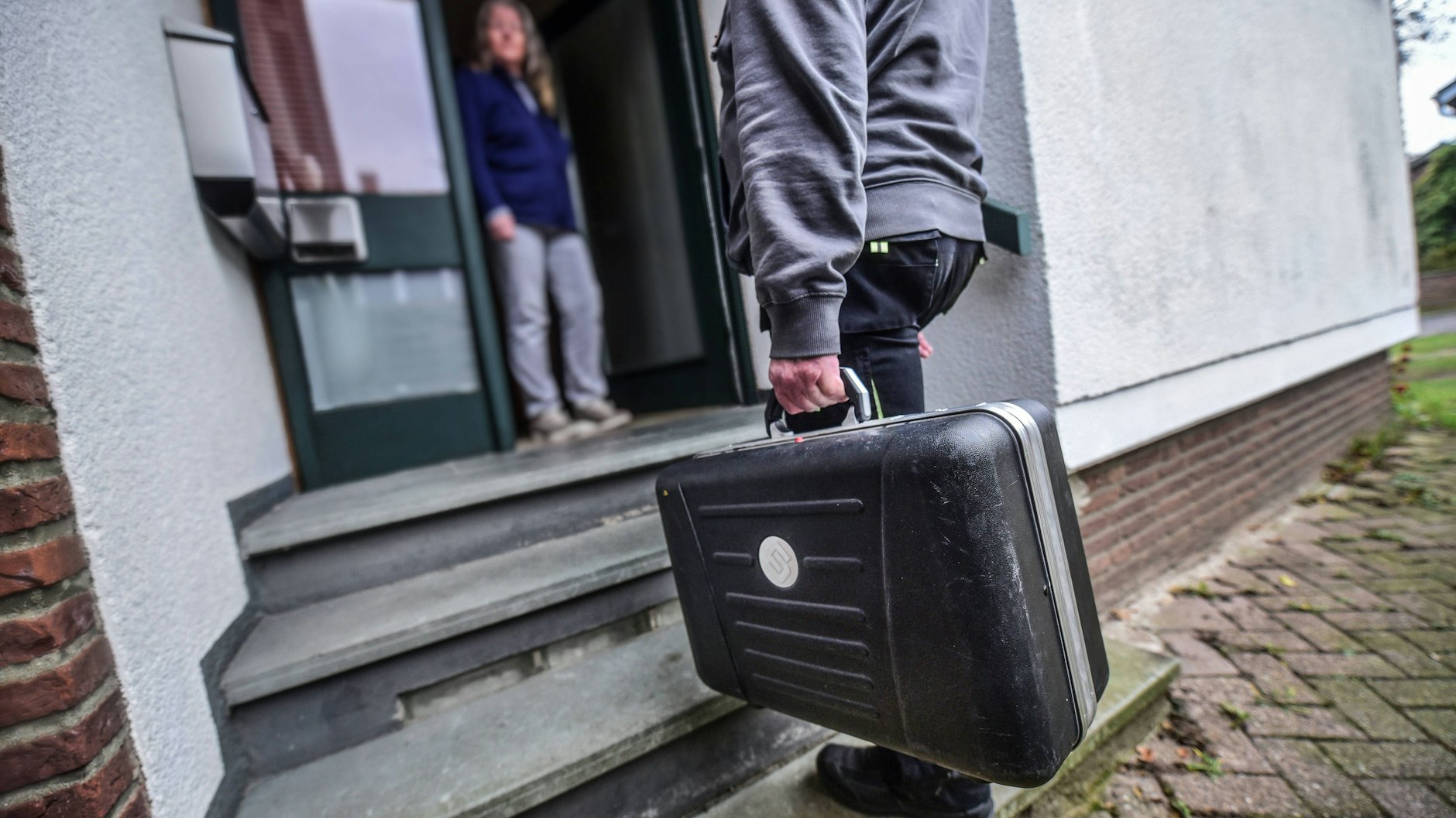 Die Polizei rät: Man sollte nur die Handwerker hereinlassen, die man auch wirklich bestellt hat. So fällt man nicht auf miese Betrüger herein.