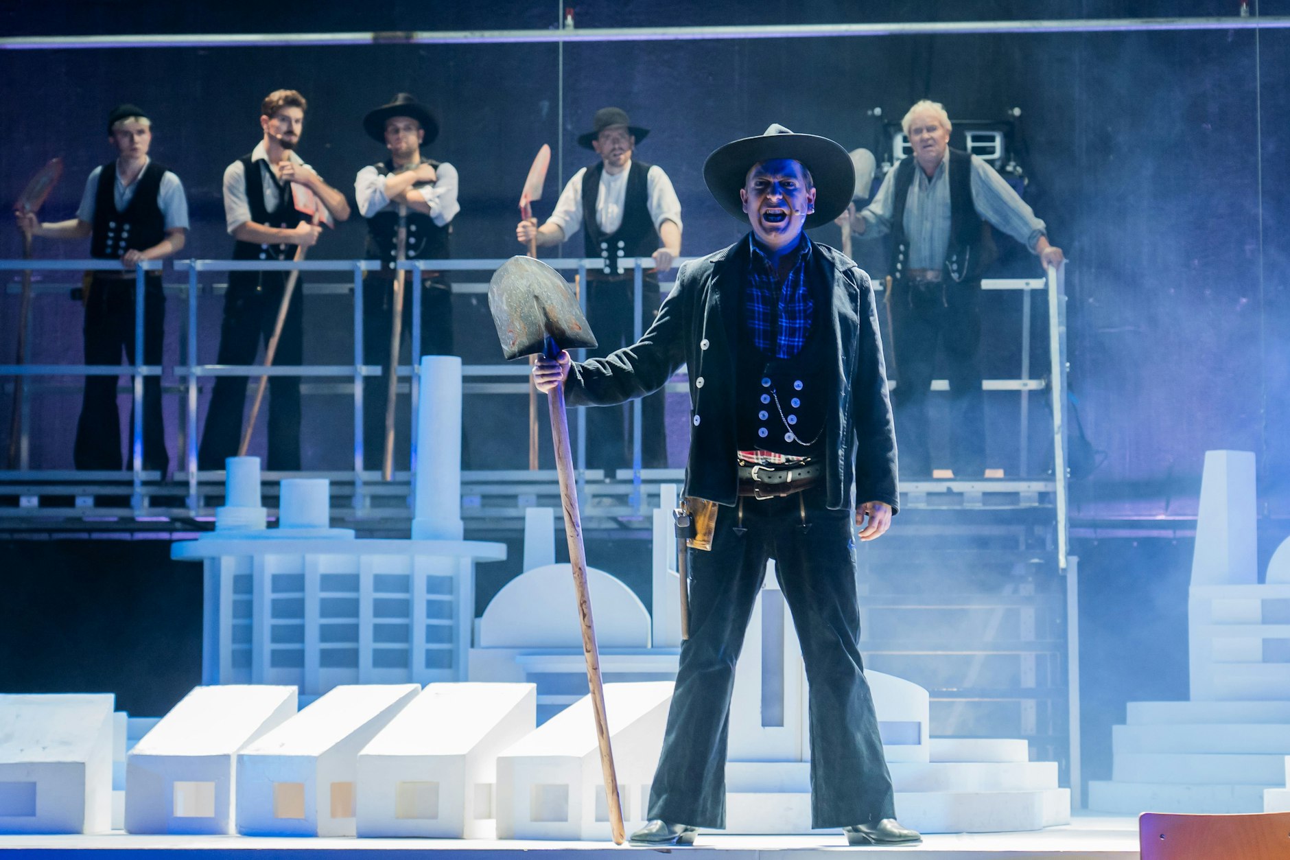 Fabian Ranglack als selbstherrlicher Brigadier Balla in „Spur der Steine“ am Theater Schwedt
