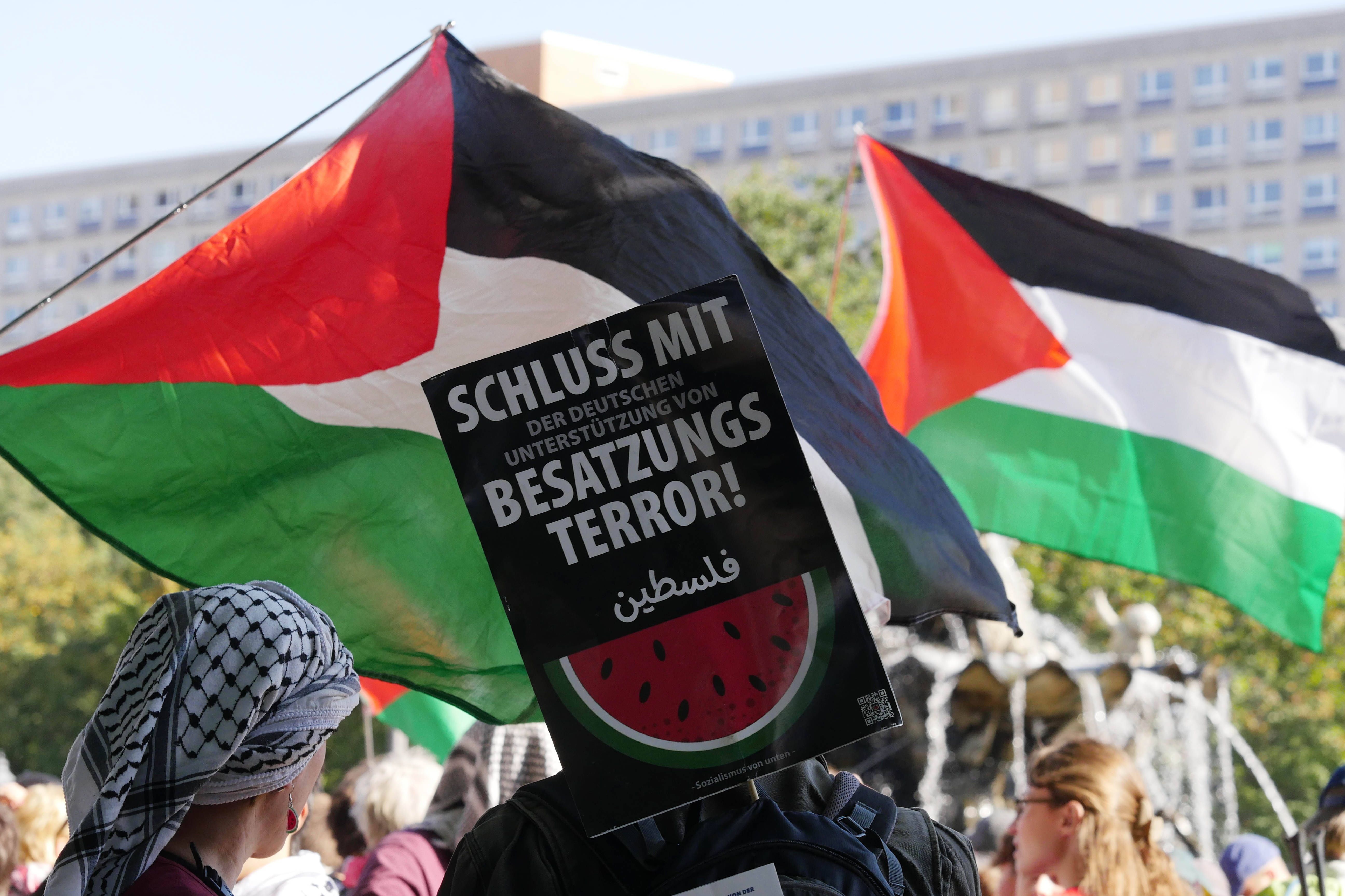 Image - Spontane Gaza-Demo am Hermannplatz: Teilnehmer zünden Pyrotechnik und werfen E-Scooter