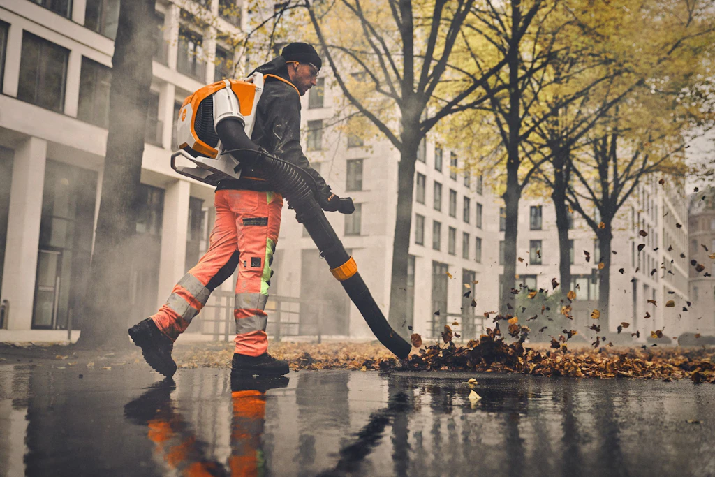 Arbeiten mit dem Laubbläser sind nur zu bestimmten Uhrzeiten erlaubt.