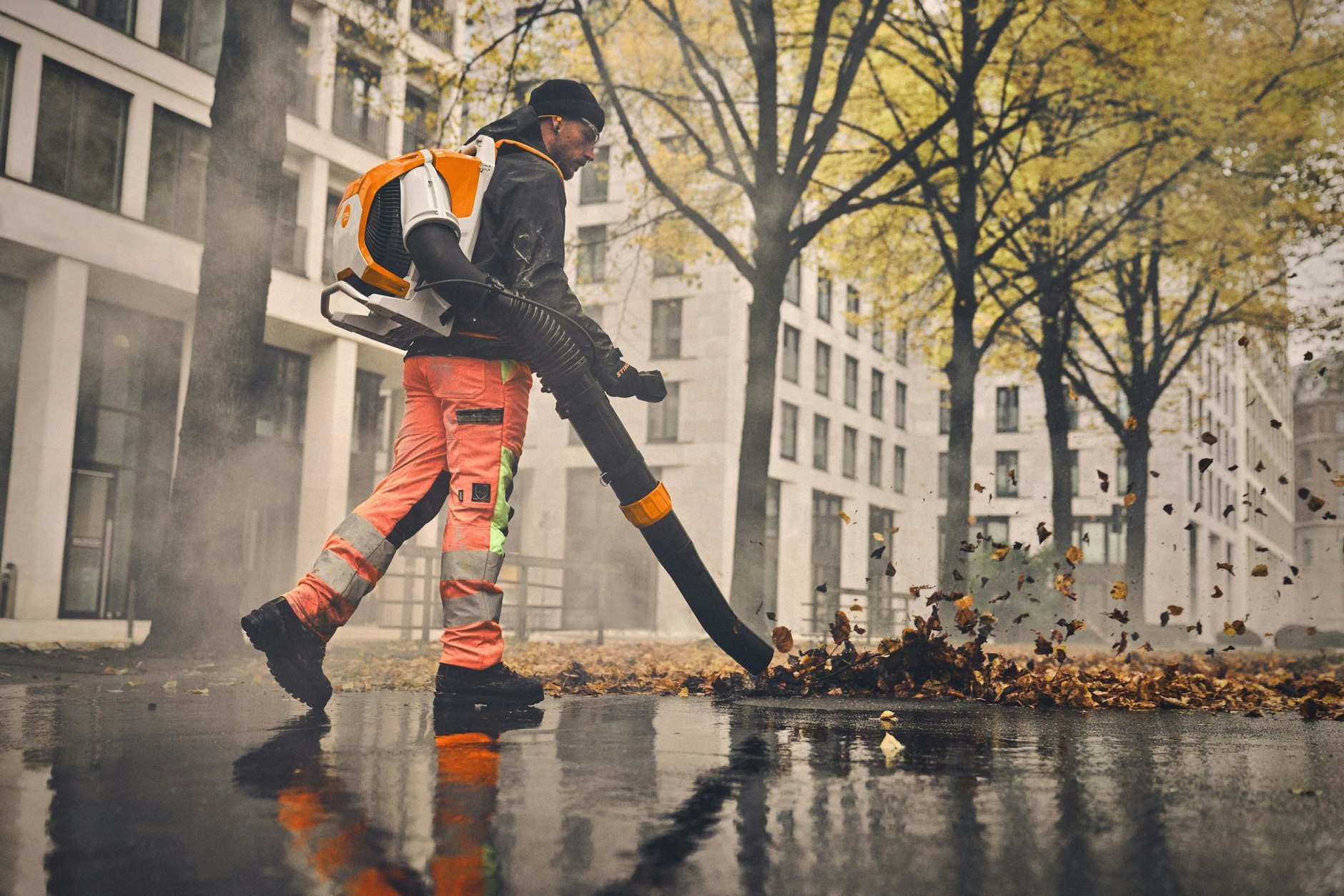 Arbeiten mit dem Laubbläser sind nur zu bestimmten Uhrzeiten erlaubt.