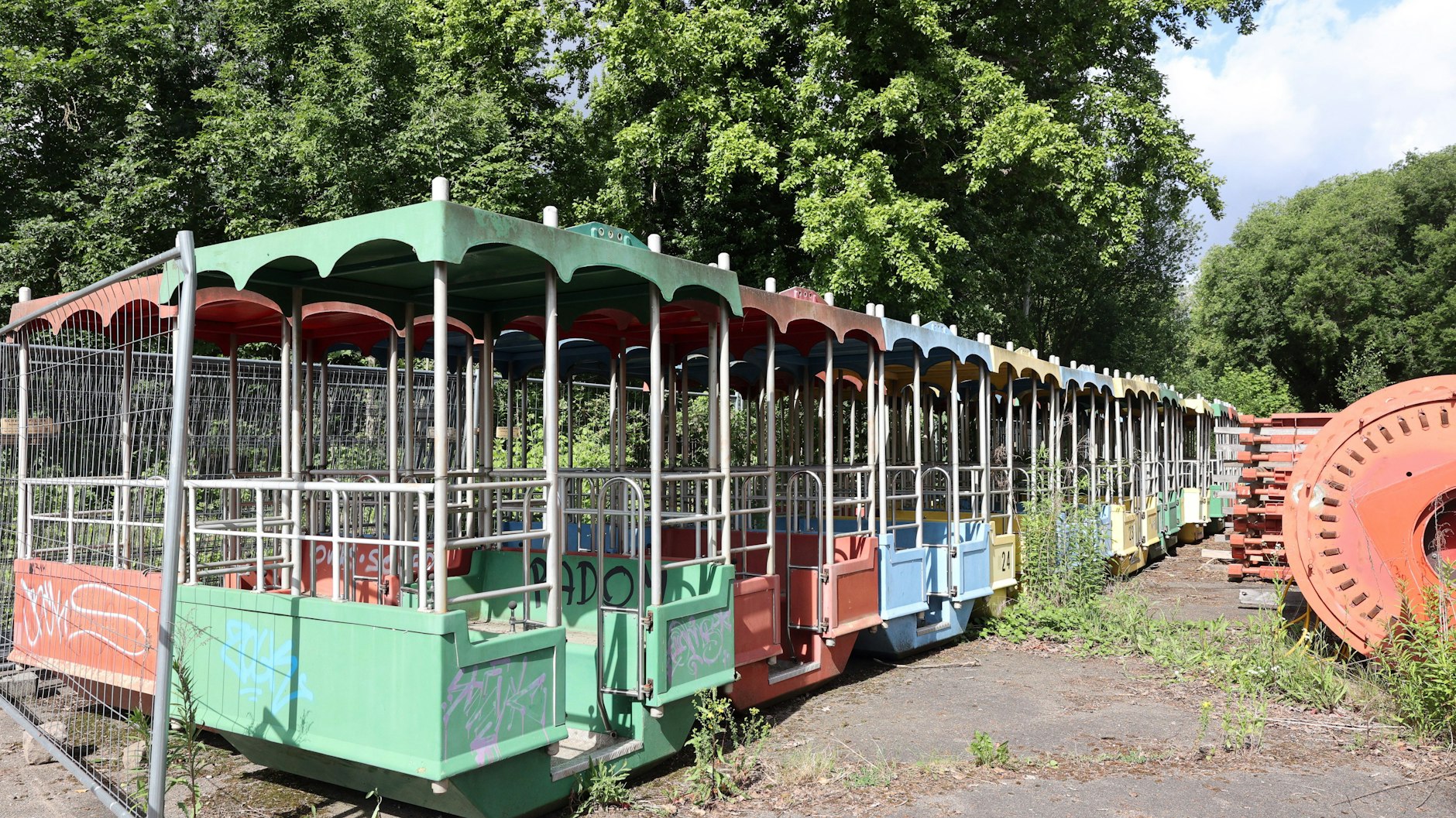 Schon 2021 wurde das Riesenrad abgebaut, dann nach Polen gebracht. Hier wurde es von einer Spezialfirma saniert, damit es wieder aufgestellt werden kann.