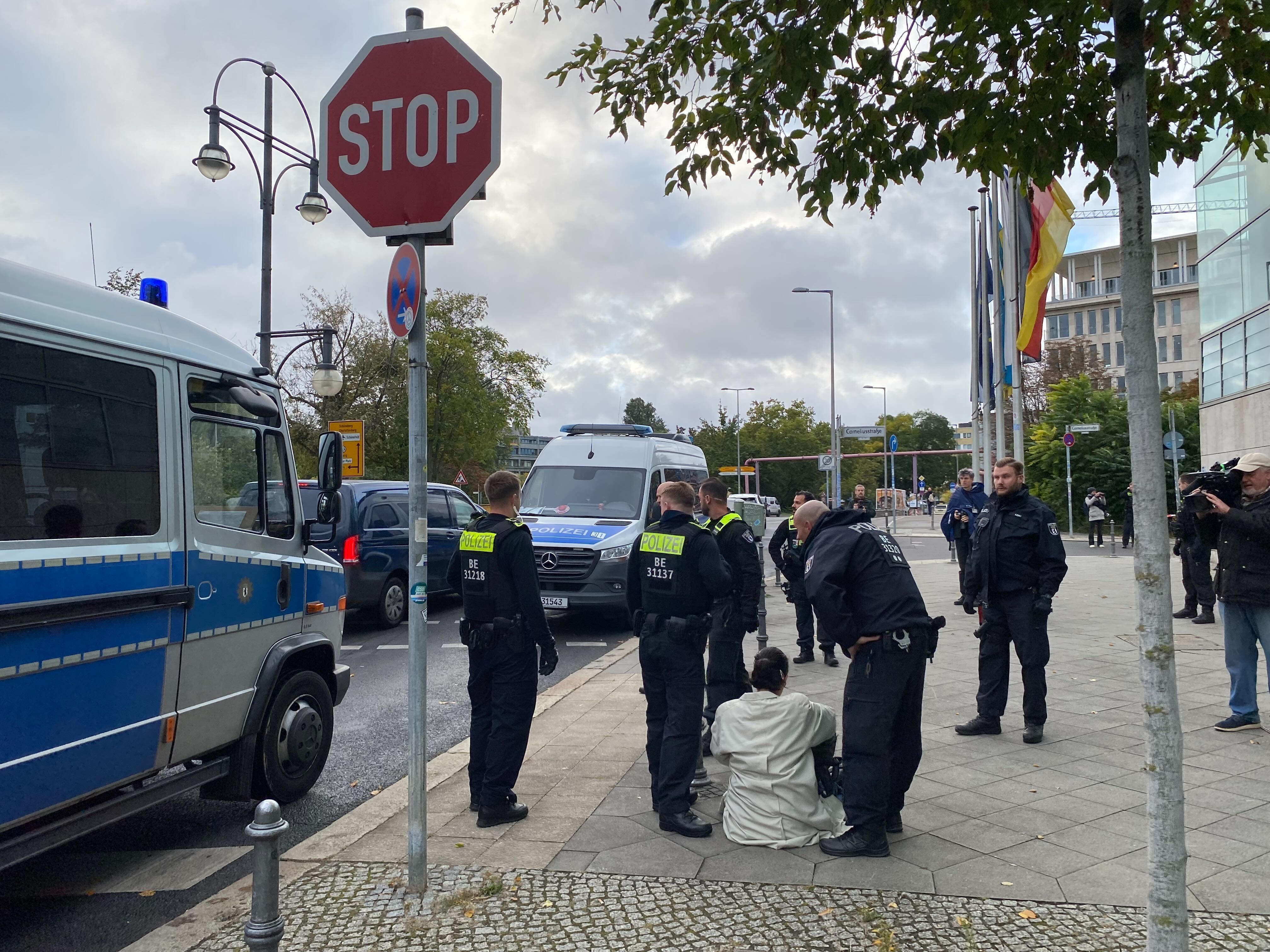 Image - Festnahmen nach Aktion der Neuen Generation an CDU-Parteizentrale: Klimakleber sind zurück