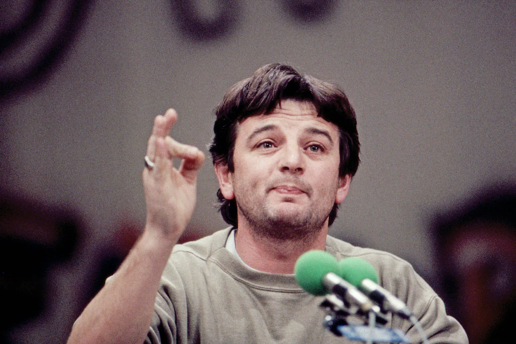 Joschka Fischer redet auf einer Parteiveranstaltung um 1986.