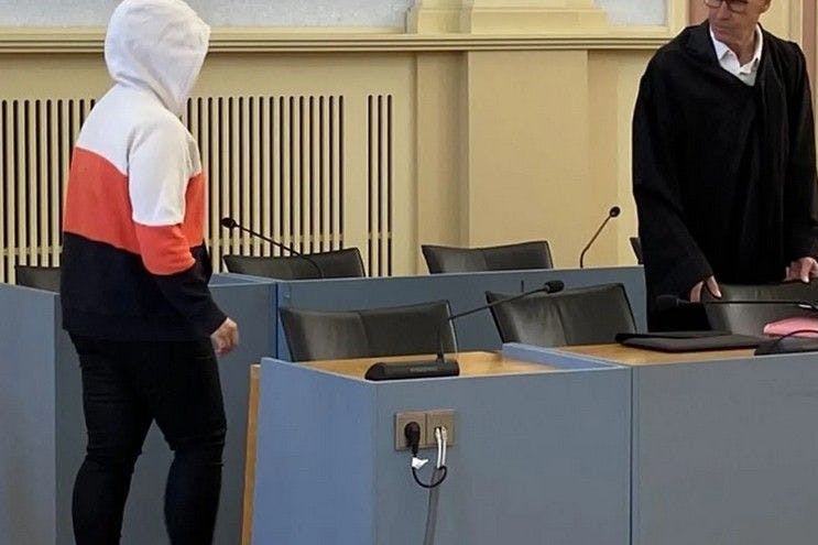 Die angeklagte Mutter im Gerichtssaal.