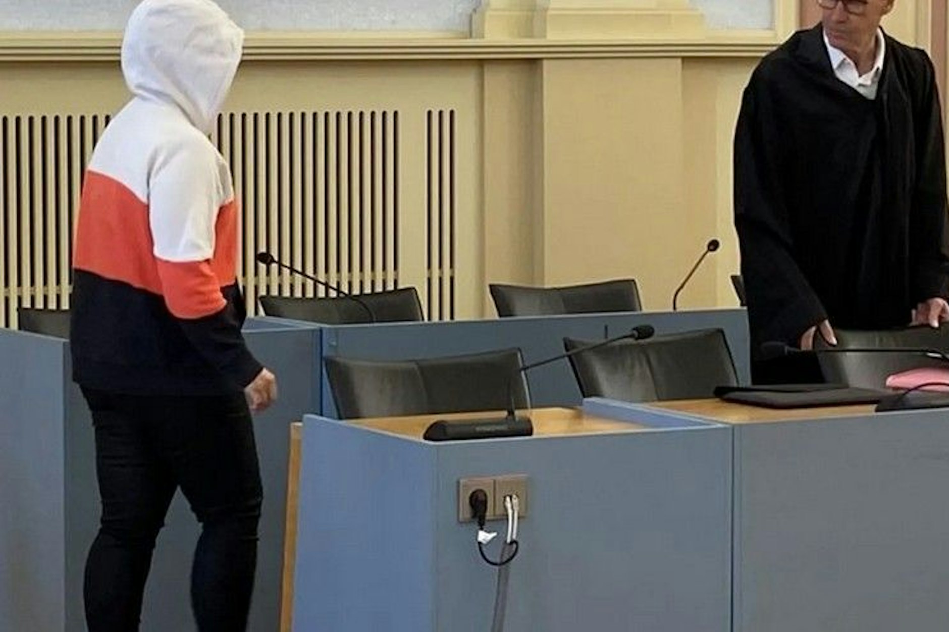 Die angeklagte Mutter im Gerichtssaal.