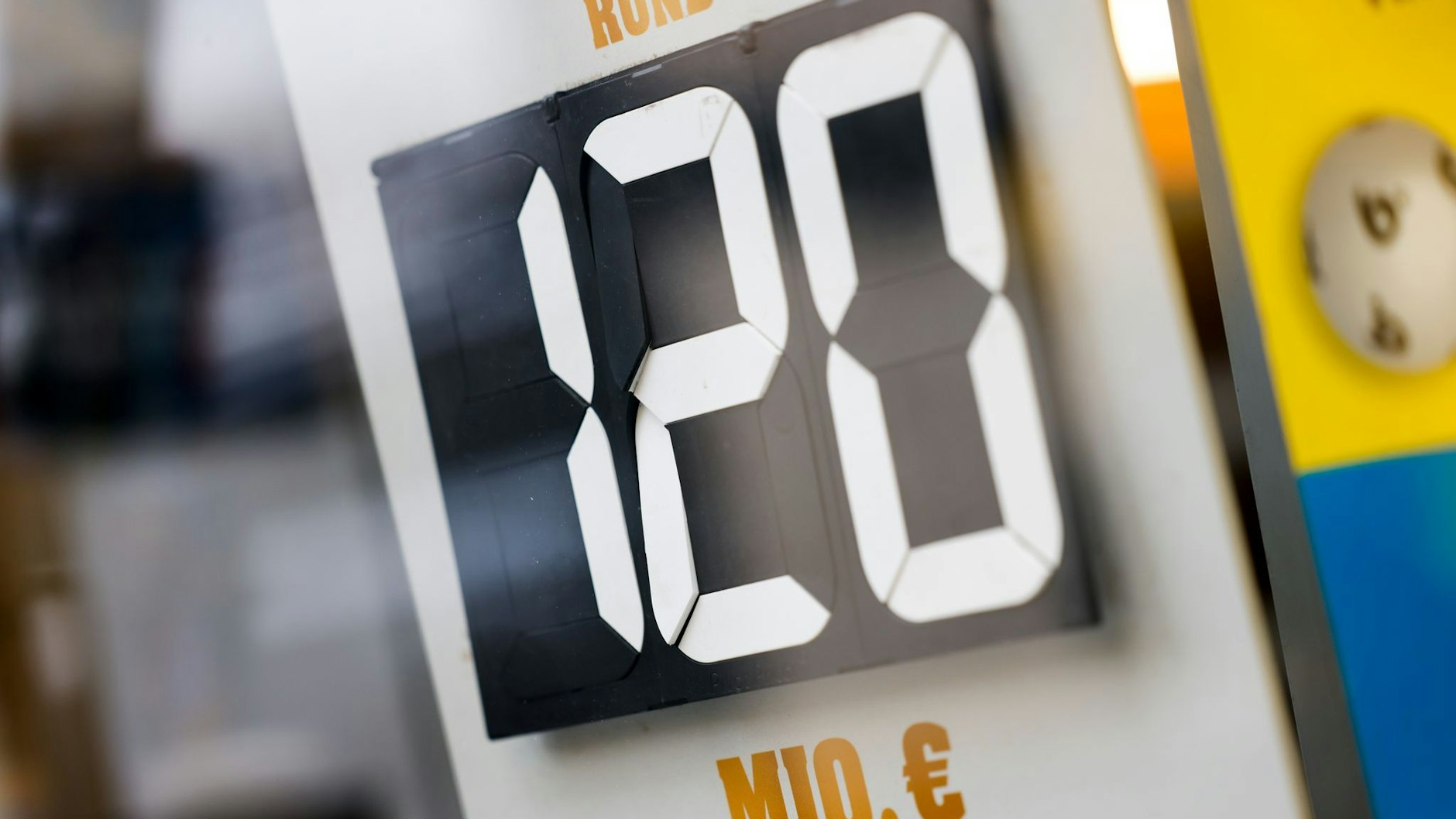 120 Millionen Euro waren im Jackpot, als der Berliner die richtigen Kreuzchen setzte. Noch hat sich der Glückspilz allerdings nicht gemeldet.