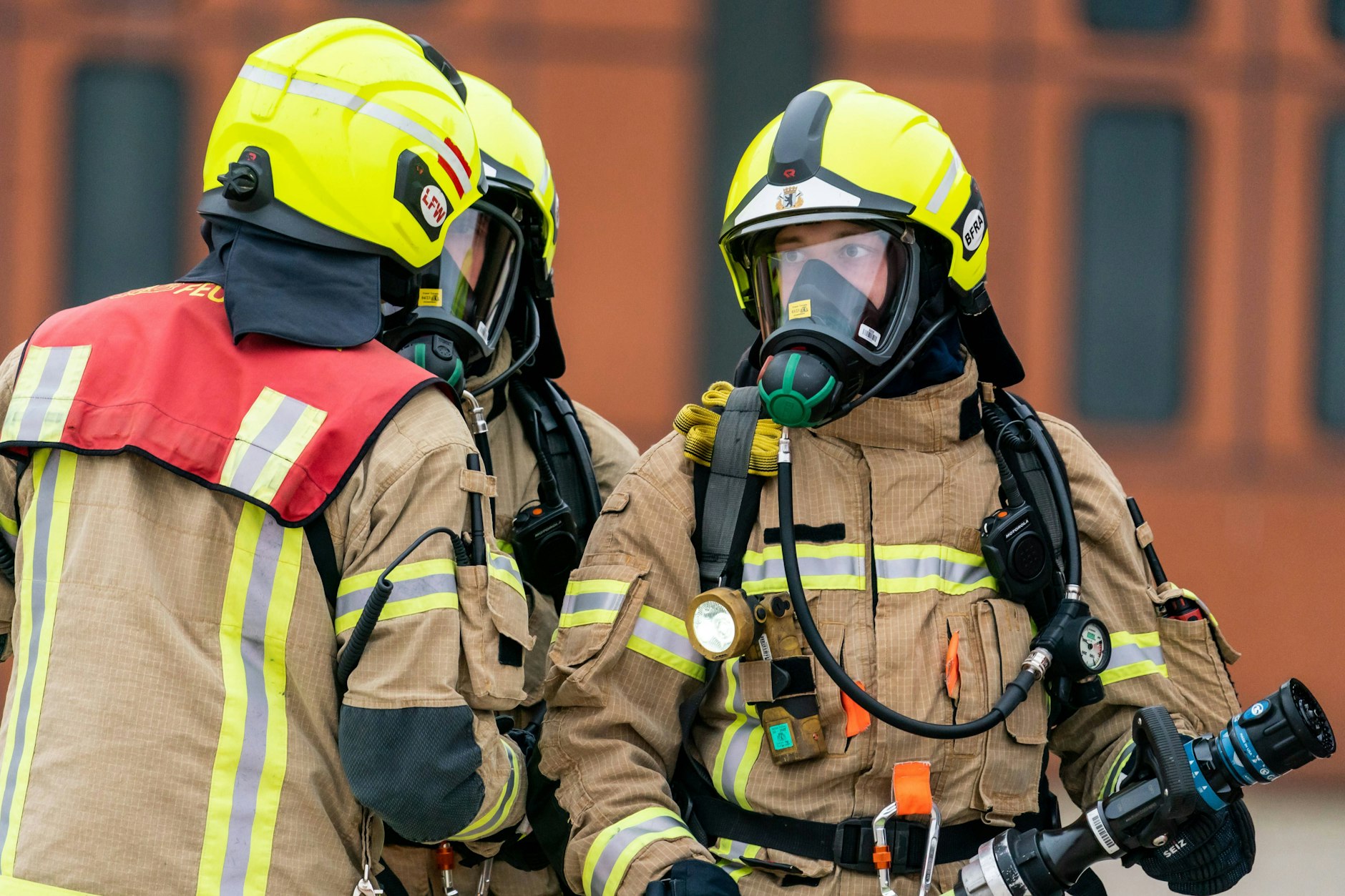 Bei ihren Einsätzen sind die Helden der Berliner Feuerwehr auf guten Atemschutz angewiesen. Doch beim Training wird daran aktuell gespart.