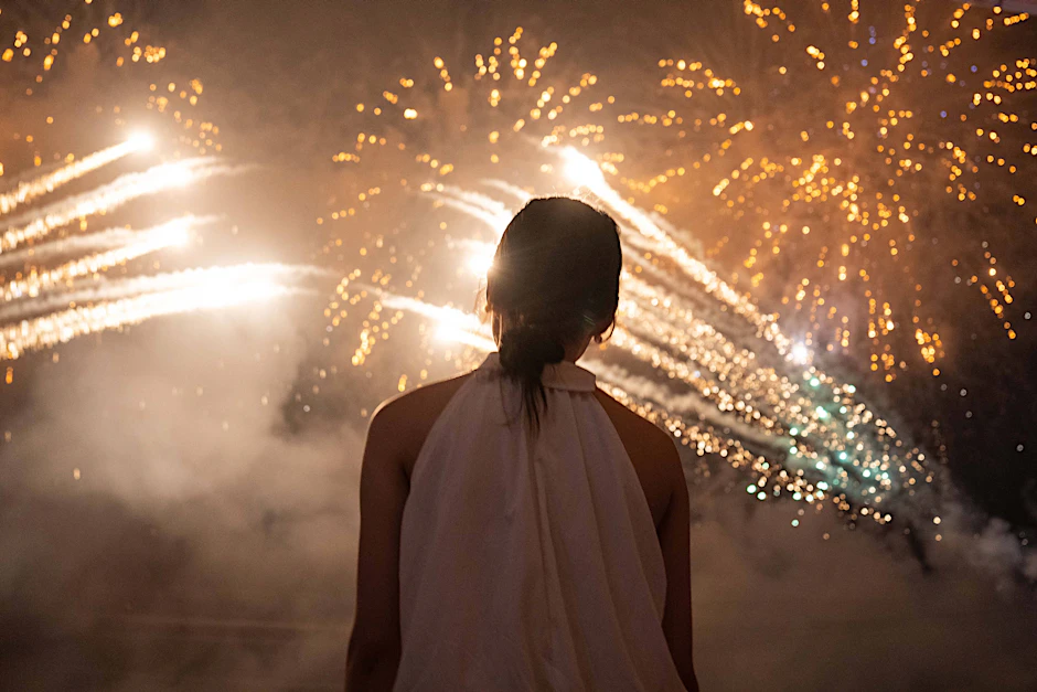 Eine Touristin genießt eine Feuerwerksshow in der Stadt Liuyang.
