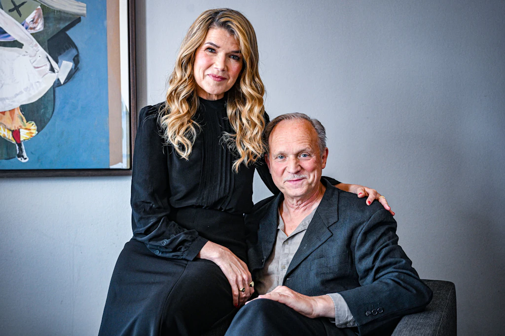 Anke Engelke und Ulrich Tukur spielen zusammen in „Dann passiert das Leben“.