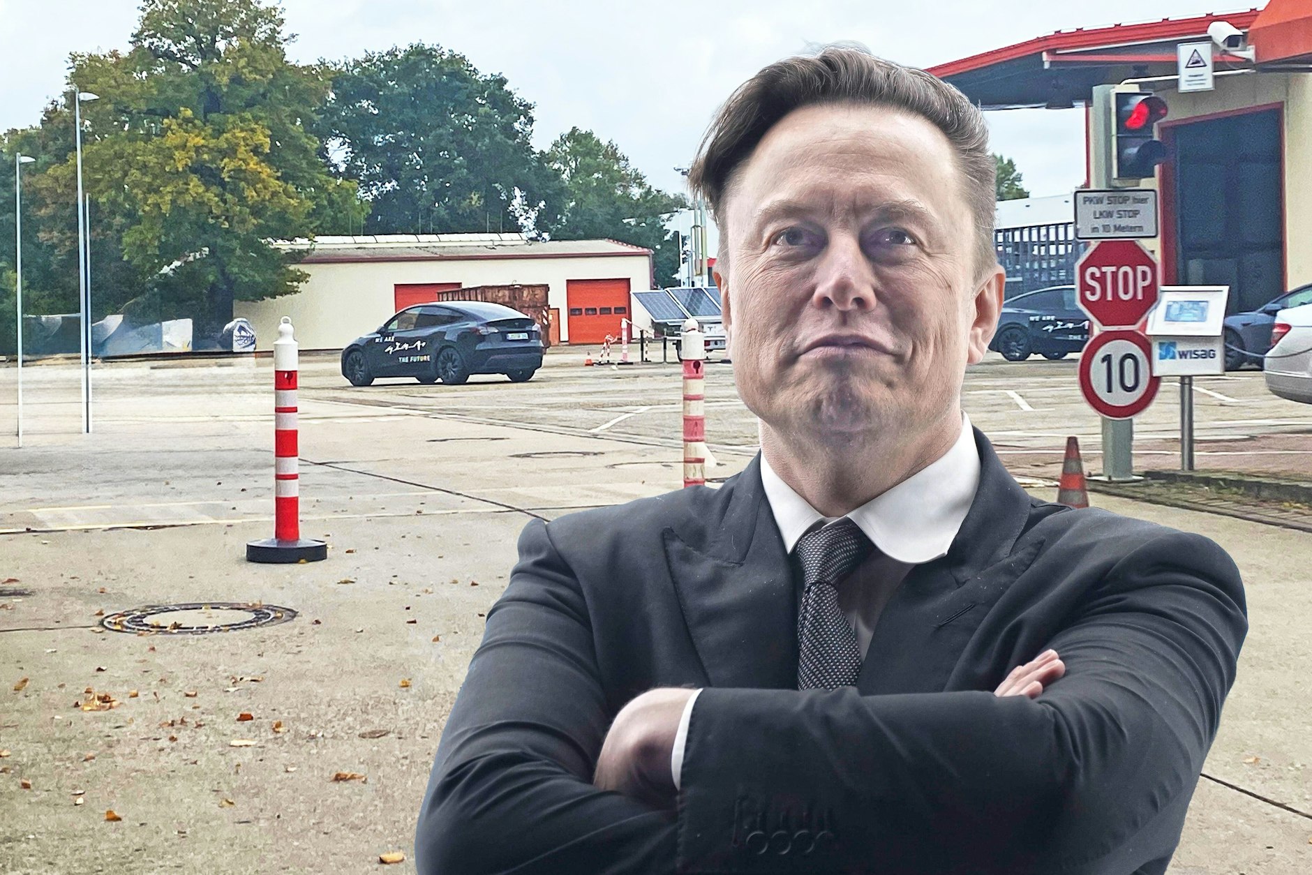 Einst gingen durch dieses Tor Köpenicker Kabelwerker – nun baut Tesla-Chef Elon Musk hier sein Entwicklungszentrum. Die Dienstwagen mit dem Giga-Schriftzug stehen schon da.