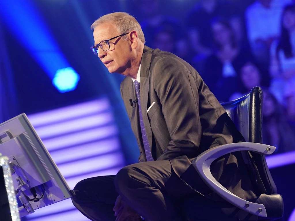 Günther Jauch will seiner Kandidatin bei „Wer wird Millionär?“ helfen - doch sie glaubt, er wolle sie nur irritieren.