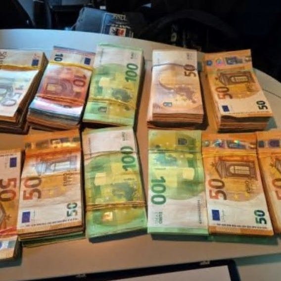 Das Geld lag bündelweise im Kofferraum.