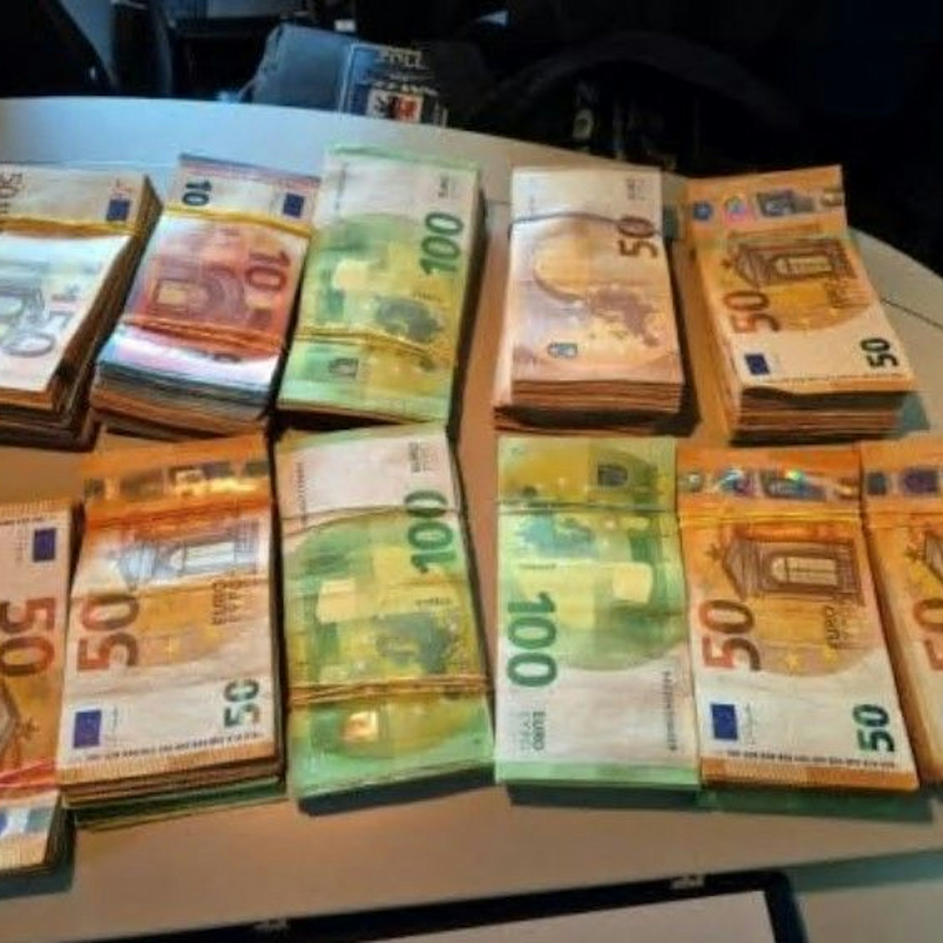 Das Geld lag bündelweise im Kofferraum.
