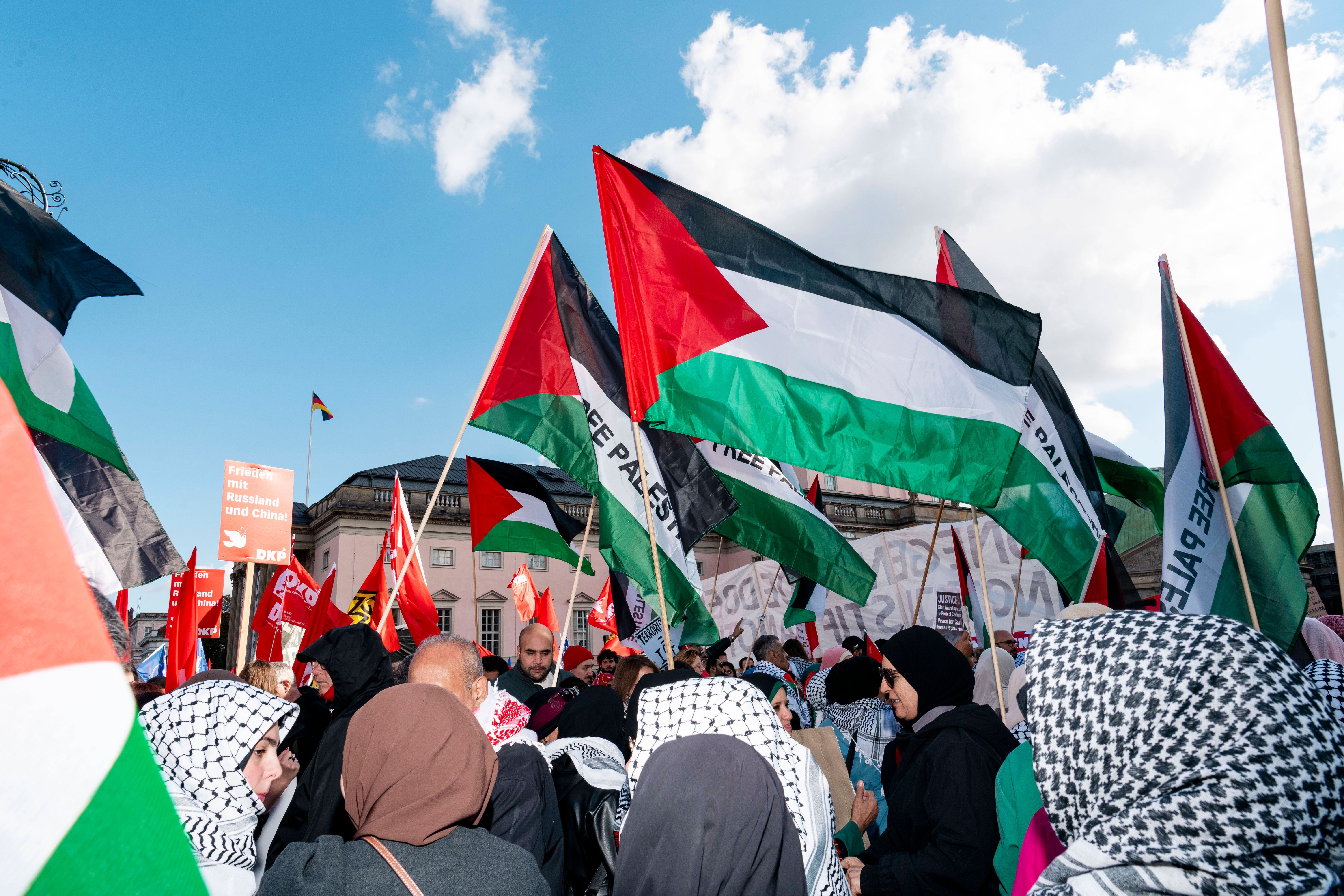 Image - Zwei Jahre Hamas-Terror: Demo auf dem Alexanderplatz feiert Massaker als „mutigen Aufstand“