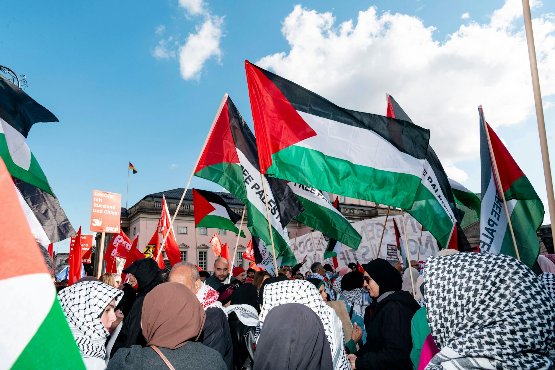 Bei einer großen Demonstration gegen Krieg und Aufrüstung am 3. Oktober auf dem Bebelplatz in Berlin sind viele palästinensische Flaggen zu sehen.
