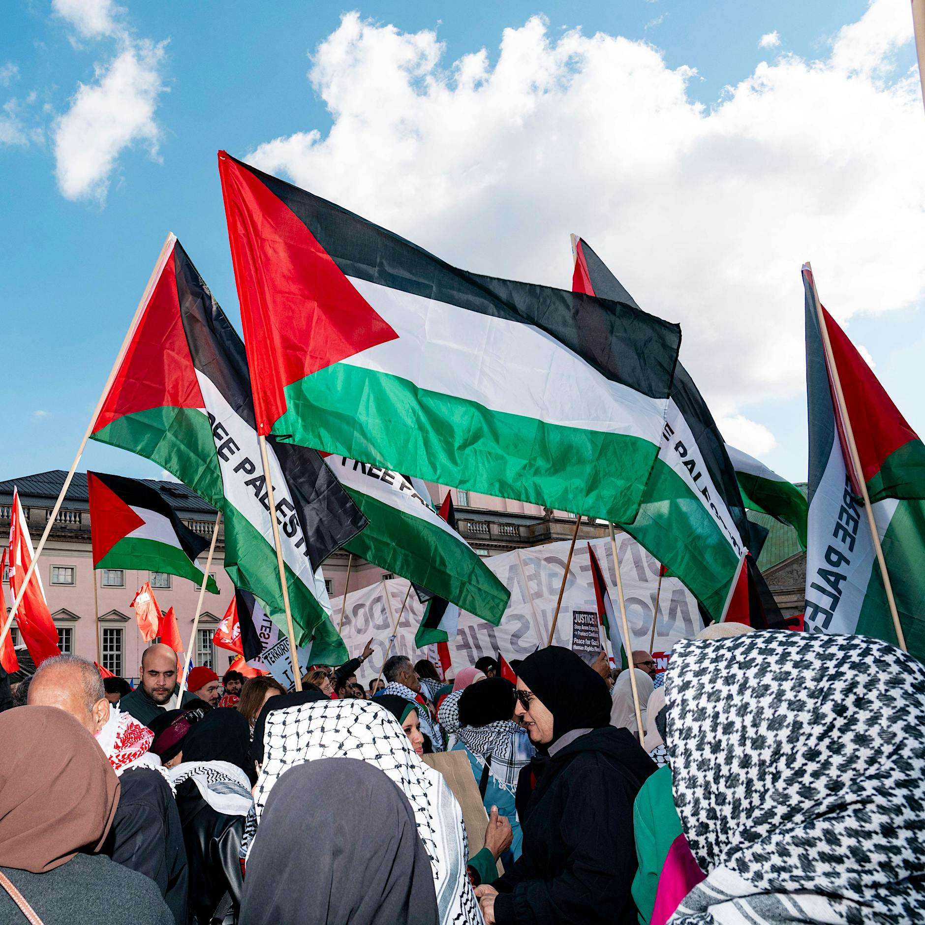 Zwei Jahre Hamas-Terror: Demo auf dem Alexanderplatz feiert Massaker als „mutigen Aufstand“