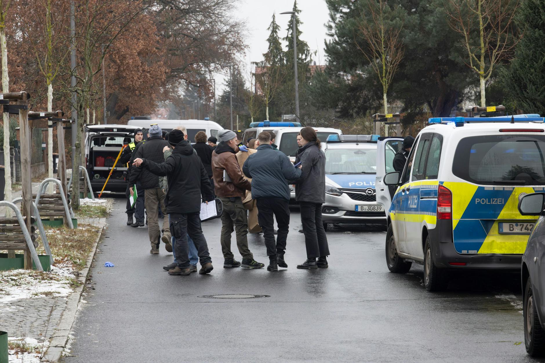Nach den Schüssen auf einen mit einem Messer bewaffneten Mann gab es in der Kleinschewskystraße einen großen Polizeieinsatz.