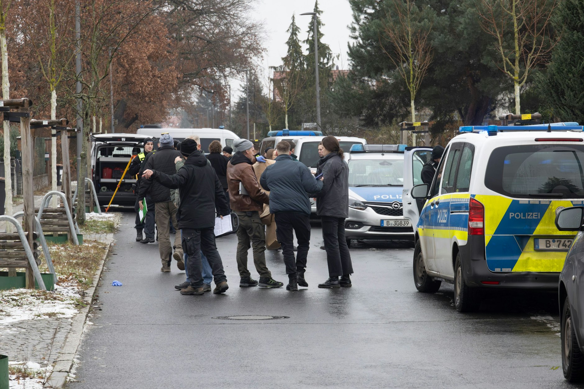 Nach den Schüssen auf einen mit einem Messer bewaffneten Mann gab es in der Kleinschewskystraße einen großen Polizeieinsatz.