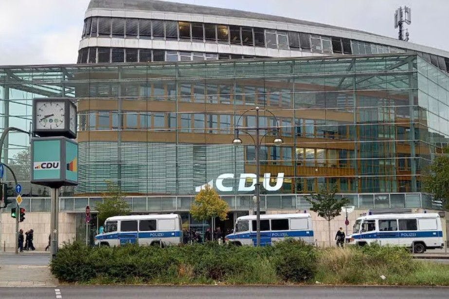Die Polizei war rasch vor Ort, als die Klimakleber die Parteizentrale der CDU in Berlin blockierten.