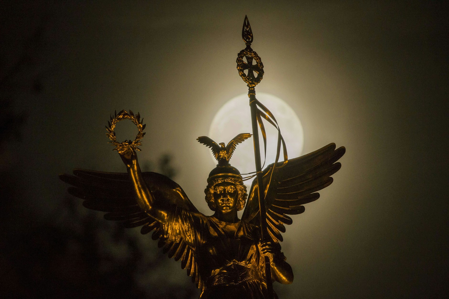 In regelmäßigen Abständen wird der Mond aufgrund seiner Nähe zur Erde zum Supermond. Diese Woche ist die Zeit wieder gekommen.