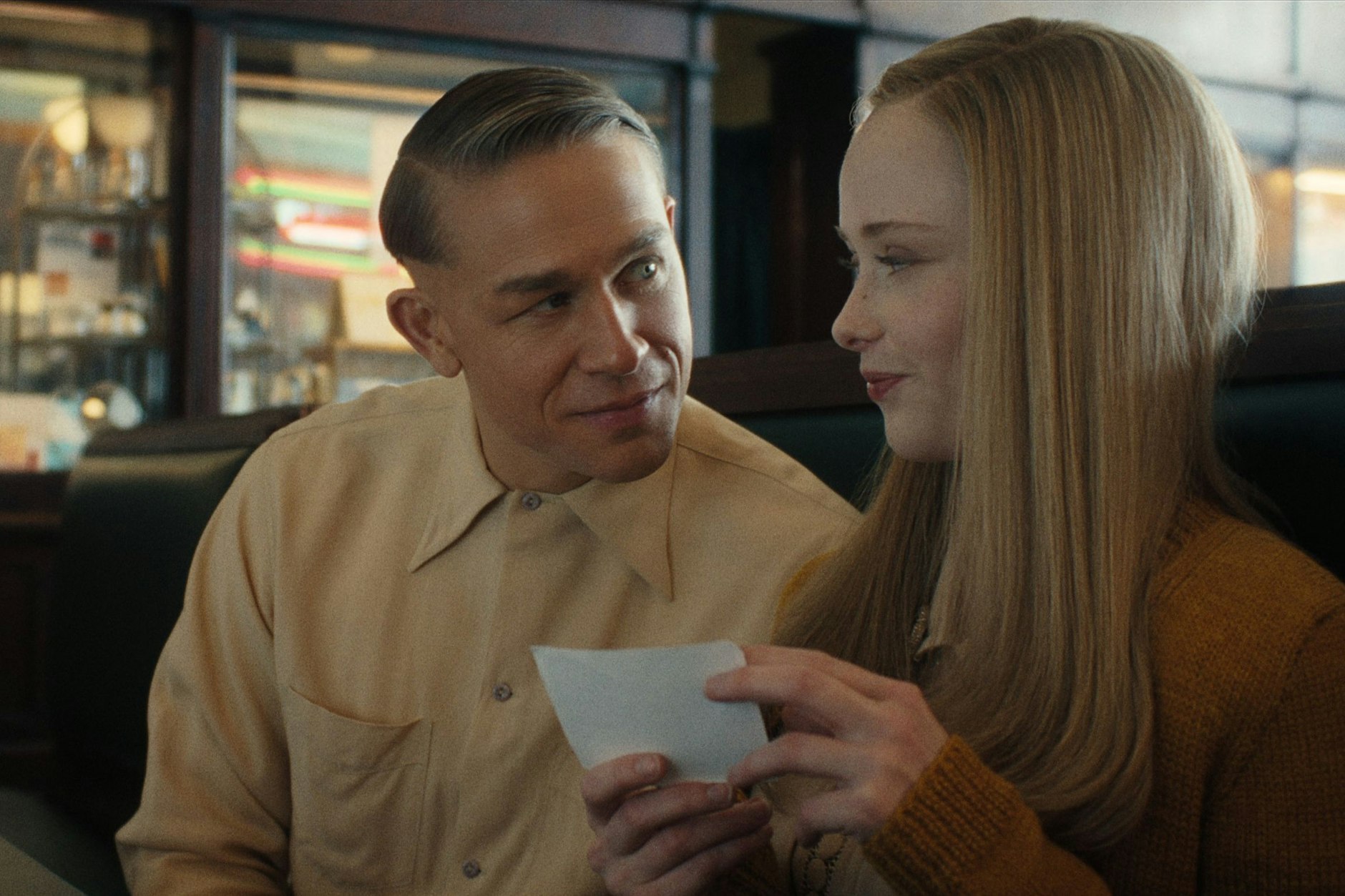 Charlie Hunnam als Ed Gein und Suzanna Son als Adelina in Episode zwei der Staffel