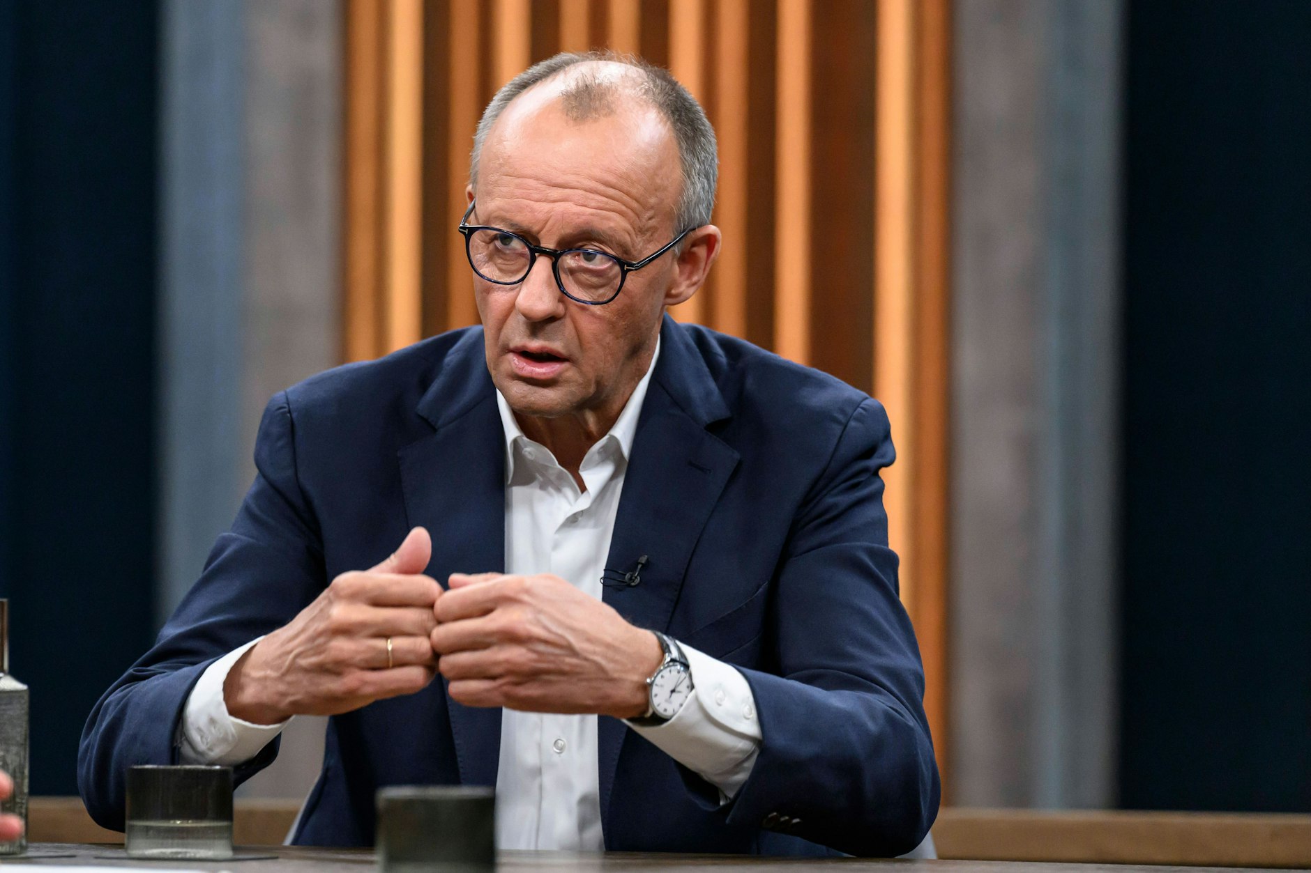 Bundeskanzler Merz empfiehlt Arbeitnehmern in der Sendung von Caren Miosga ihr Geld schon jetzt am Kapitalmarkt zu investieren. Er kann sich auch Pflichtbeiträge vorstellen.