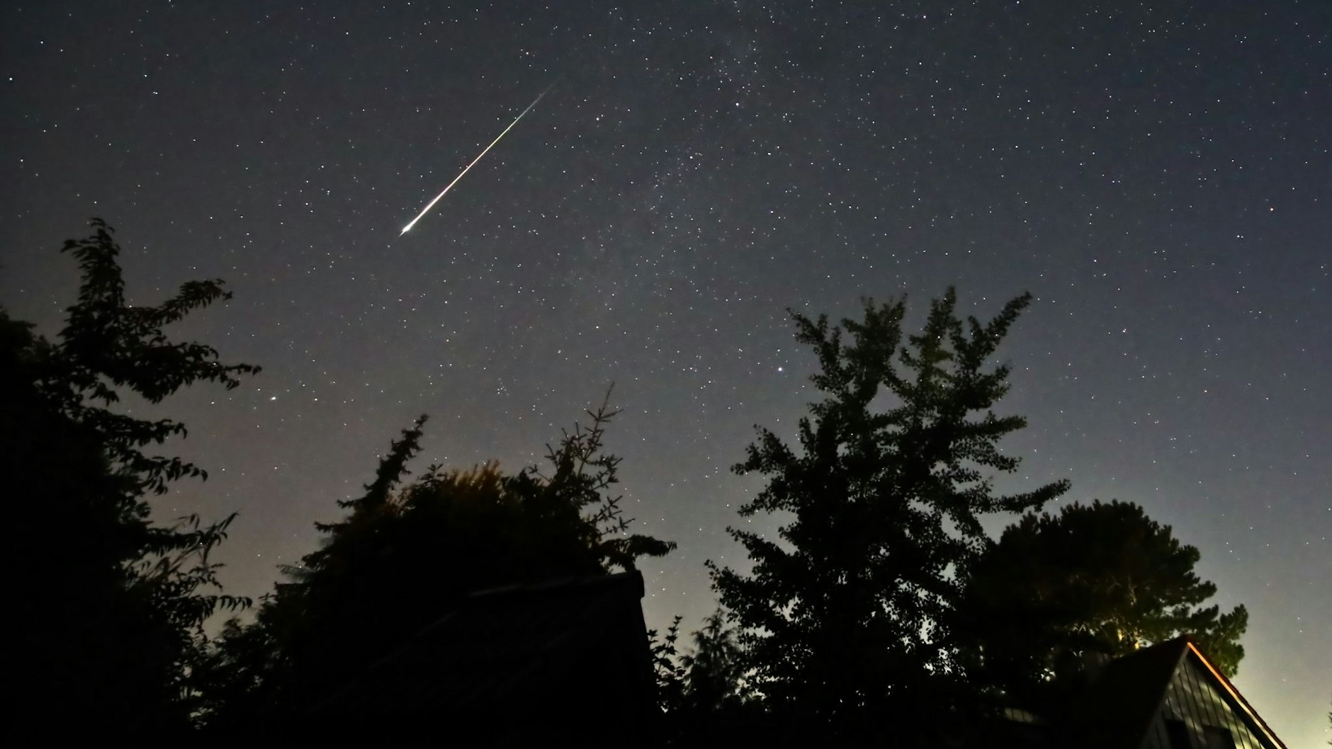 Wer in den Himmel schaut, kann vor allem in der Abenddämmerung bei gutem Wetter noch bis zum 10. Oktober Sternschnuppen bestaunen.