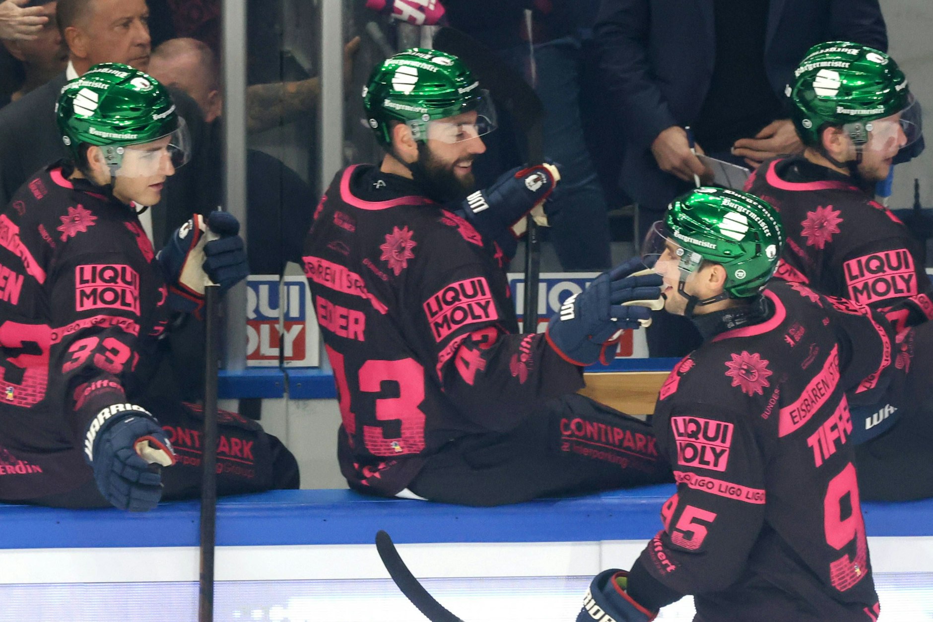 Stürmer Freddy Tiffels klatscht nach seinem Tor zum 1:0 gegen Ingolstadt mit den Eisbären-Kollegen ab.