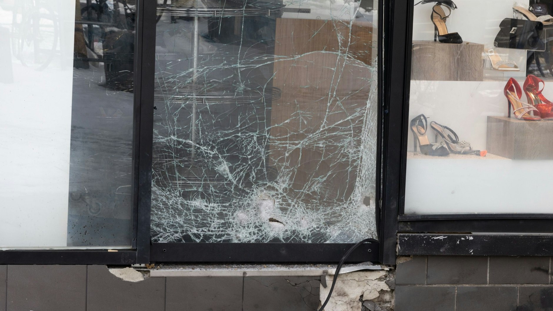 Im Februar soll der Angeklagte eine Kugelbombe vor einem Geschäft in Neukölln gezündet haben. Die Wucht der Explosion sorgte für großen Sachschaden.