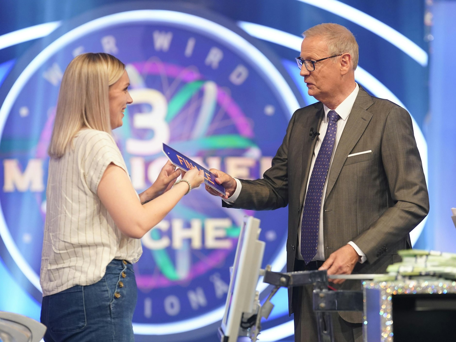 Am Ende ihrer Spielrunde bei „Wer wird Millionär?“ bekommt Sandra Petersen von Günther Jauch das Schild für die Teilnahme am Finale der Drei-Millionen-Euro-Woche überreicht. Im Finale endet das Spiel dann aber böse ...