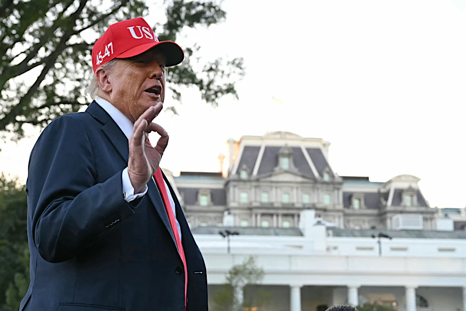 US-Präsident Donald Trump spricht vor dem Weißen Haus zur Presse.