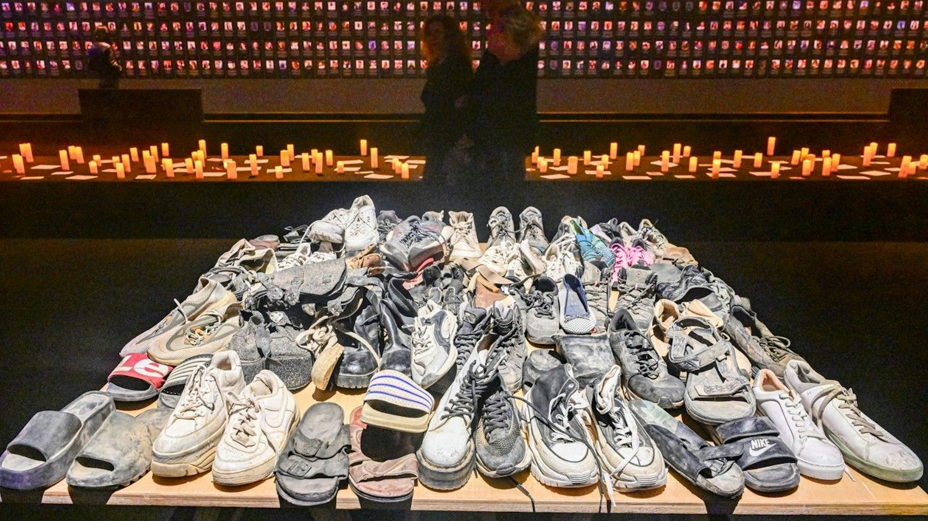 Schuhe als stumme Zeugen des Hamas-Horrors.