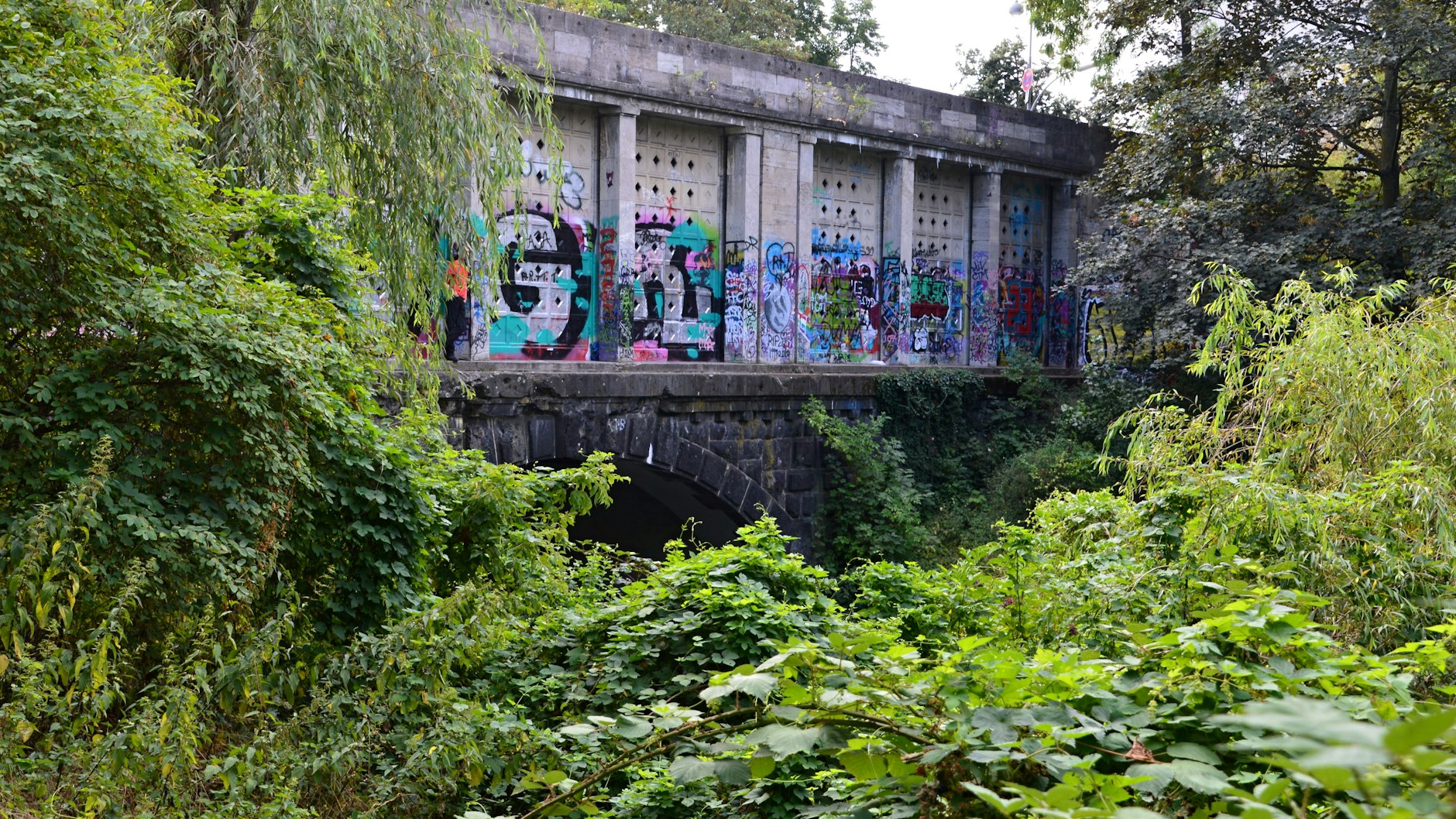 Vollgesprüht: Eine Brücke teilt den Fennsee in Wilmersdorf in zwei Hälften.