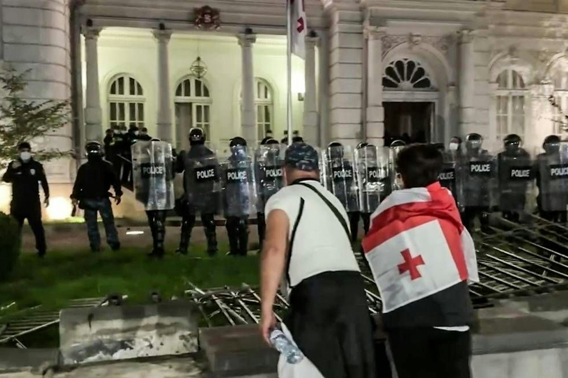 Polizisten stehen während einer Massenkundgebung in Tiflis vor dem Präsidentenpalast Wache.