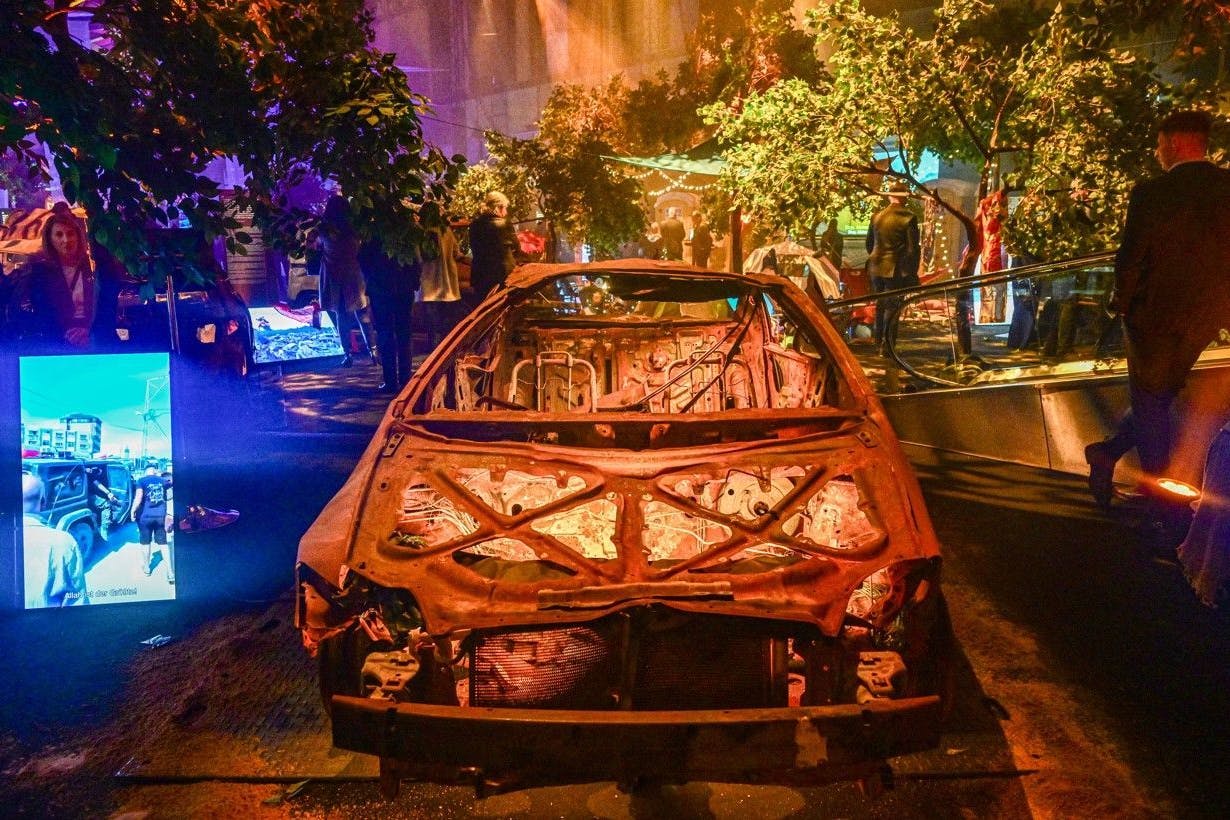 Hamas-Anschlag: ein ausgebranntes Autowrack vom Nova-Festival in Tempelhof