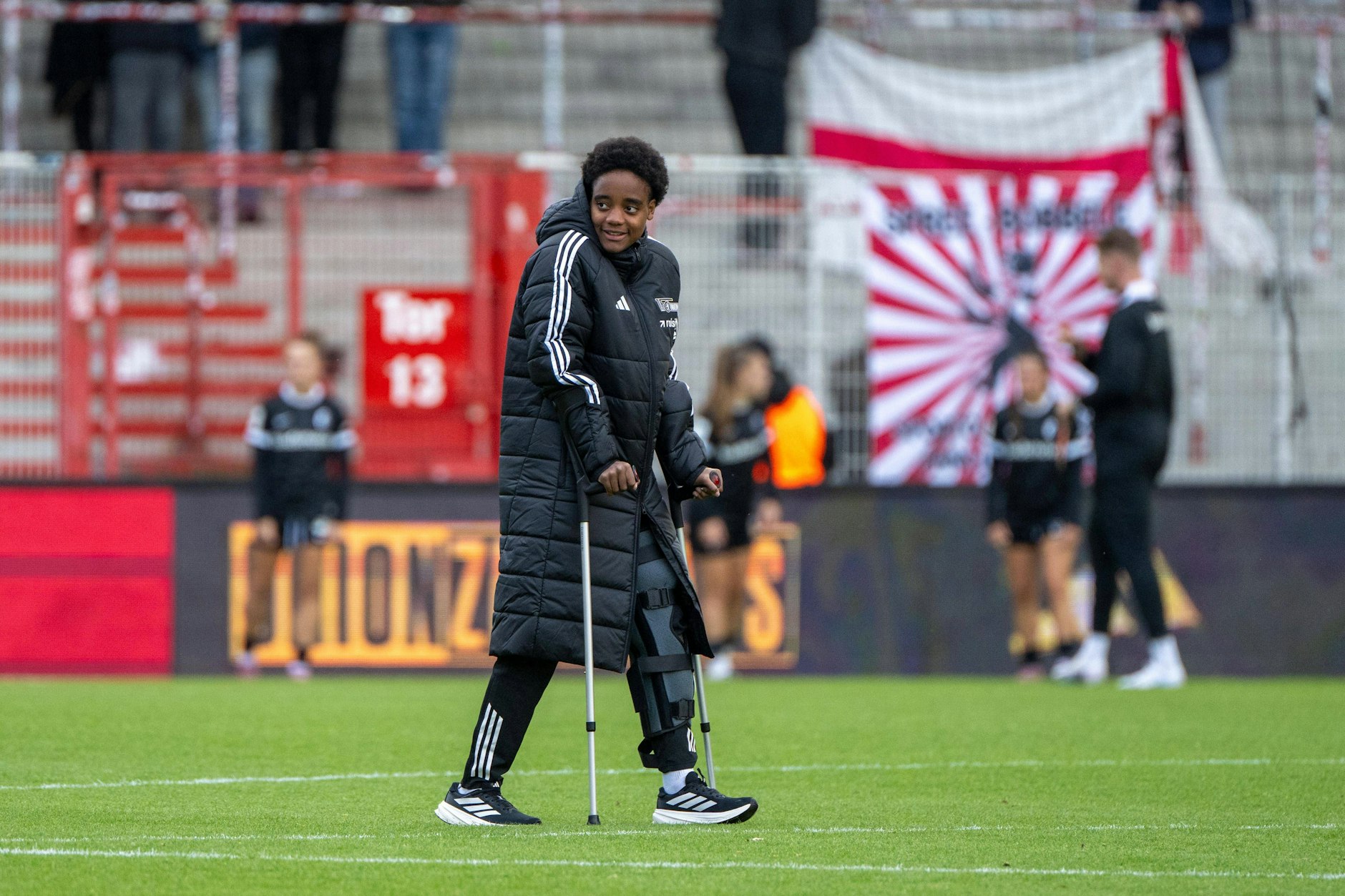 Auf Krücken und am linken Knie stark bandagiert, aber auch schon wieder mit einem Lächeln im Gesicht war Naika Reissner nach der Niederlage des 1. FC Union Berlin gegen Freiburg auf dem Rasen zu sehen.