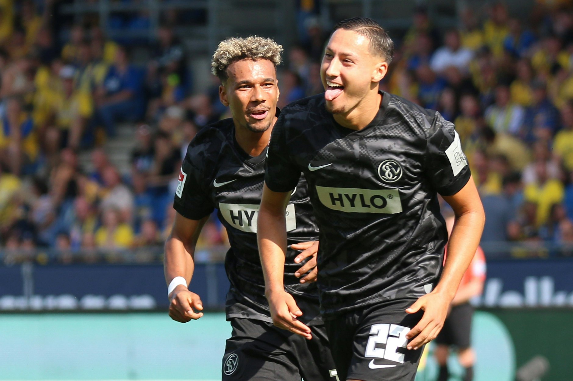 Jubelt Younes Ebnoutalib (r.) bald nicht mehr für die SV Elversberg, sondern für den 1. FC Union Berlin über Tore?