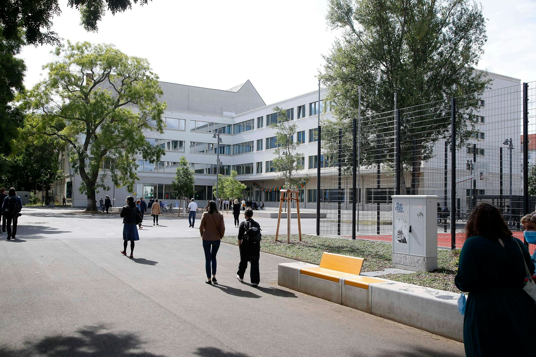Eingang zum Campus der Rütli-Schule in Berlin-Neukölln. Hier arbeitet der Lehrer, dessen Mann terrorisiert wurde.