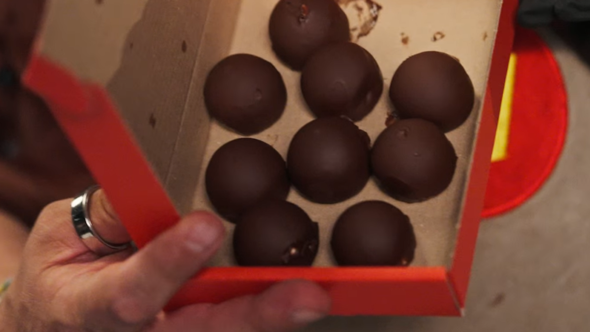 Sebastian Lege baut in der neuesten Ausgabe von besseresser die beliebten Halloren-Kugeln nach. Das Produkt aus der DDR ist noch heute Kult.