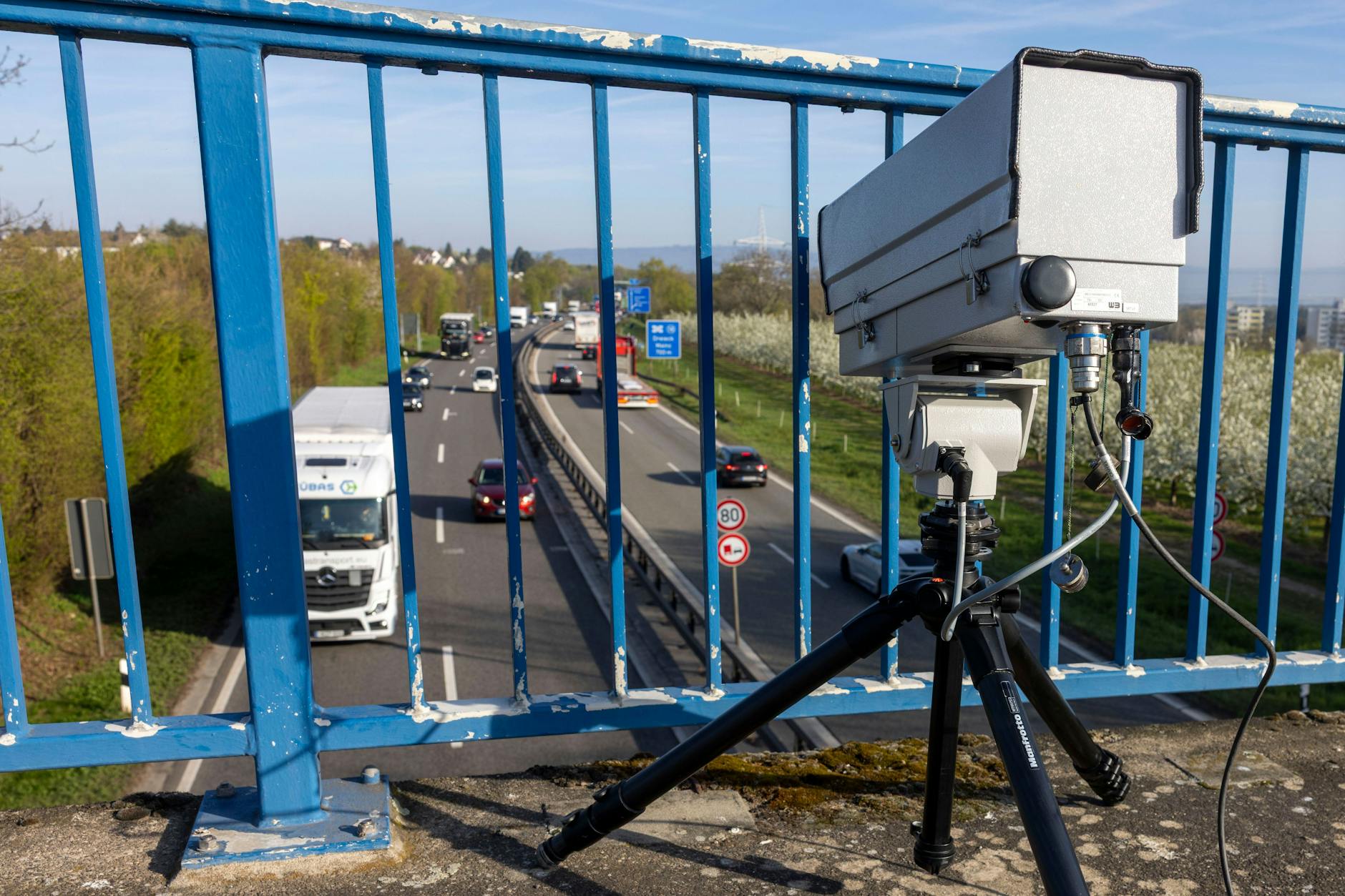 Smartphone weg! Die Monocams sollen Handy-Sünder am Steuer erwischen.