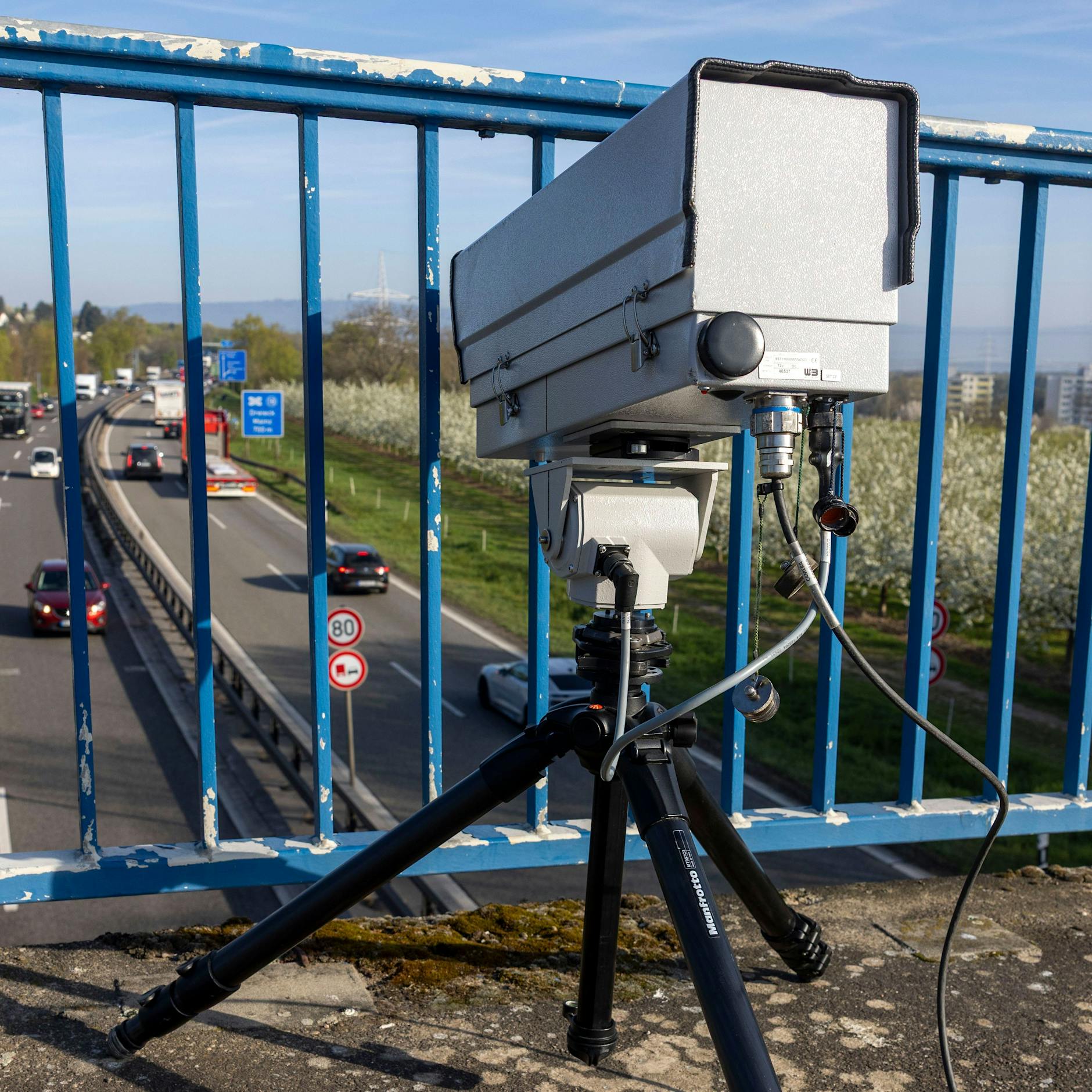 Handy am Steuer: Neuer Blitzer löst bei Smartphone-Sündern aus