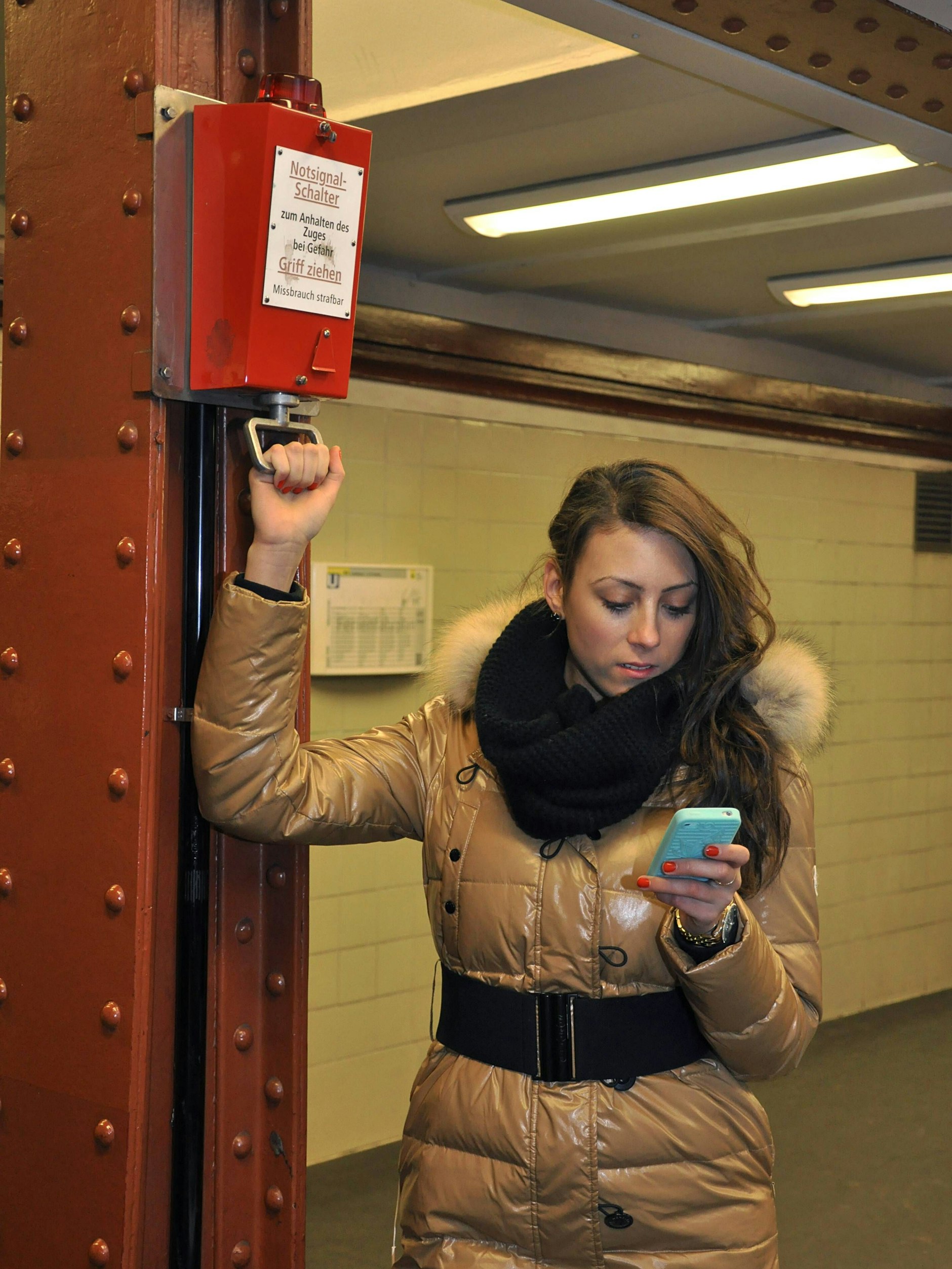 Bitte nicht festhalten! Der Alarmgriff, der sich in den U-Bahnen und an den Bahnsteigen befindet, wst wirklich nur für Notfälle gedacht.